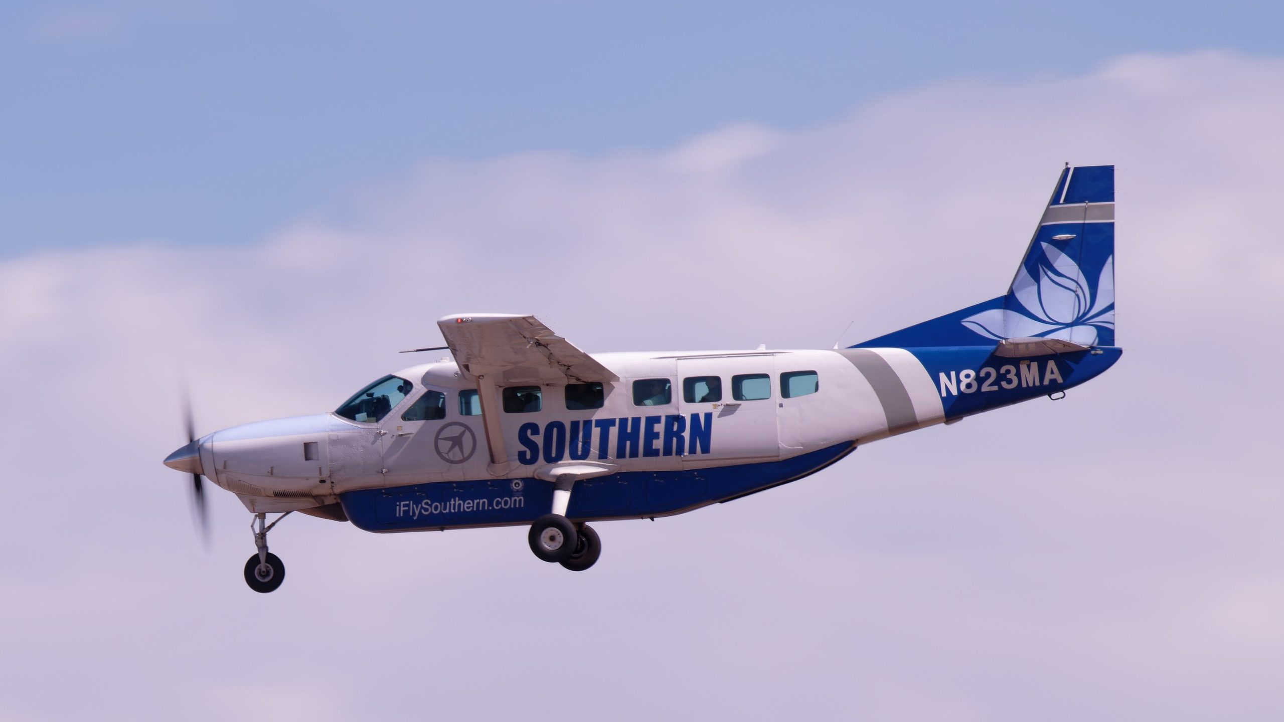 Southern Airways Express Cessna Caravan macht die Notlandung auf einer Straße
