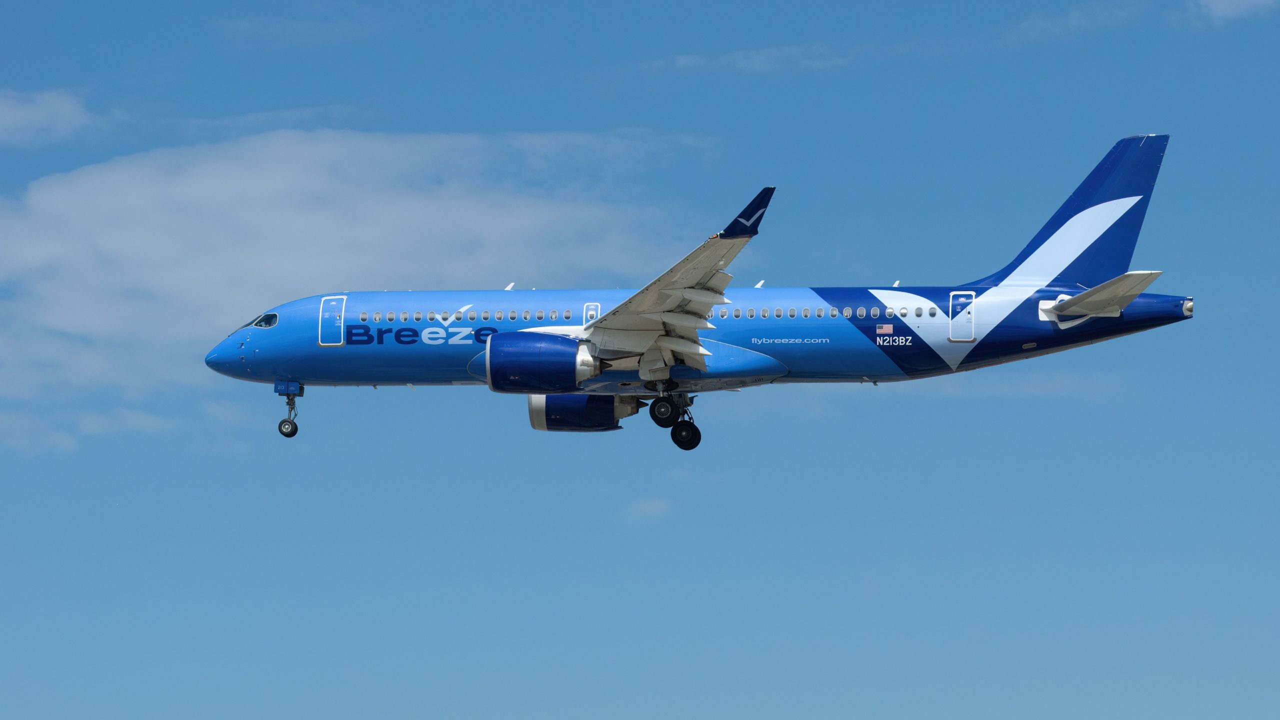 Breeze Airbus A220 leitet nach Albuquerque um, nachdem der Laptop Feuer gefangen hat