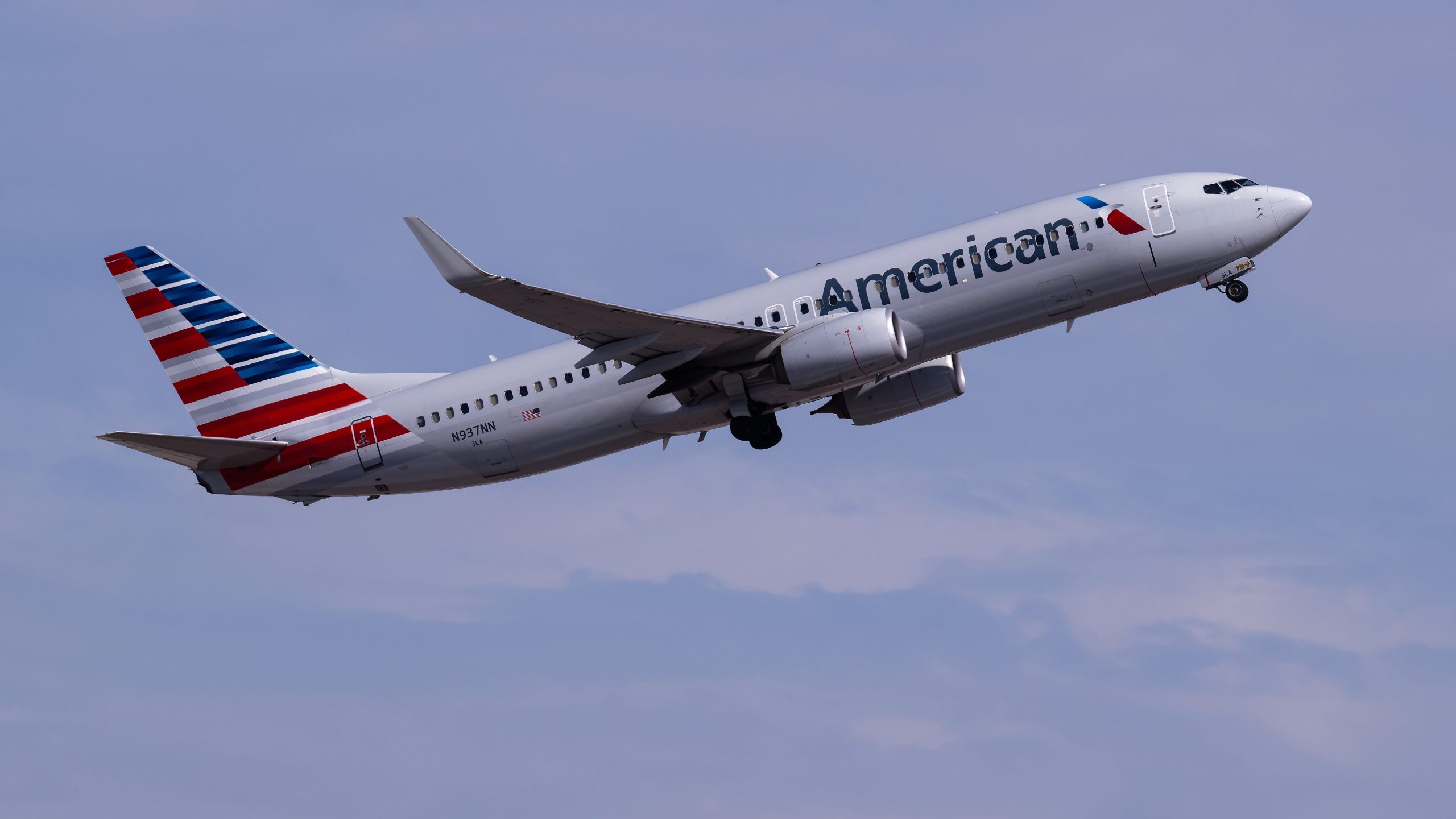 American Airlines Boeing 737-800 fährt in das verbotene Gebiet über Washington Monument ab