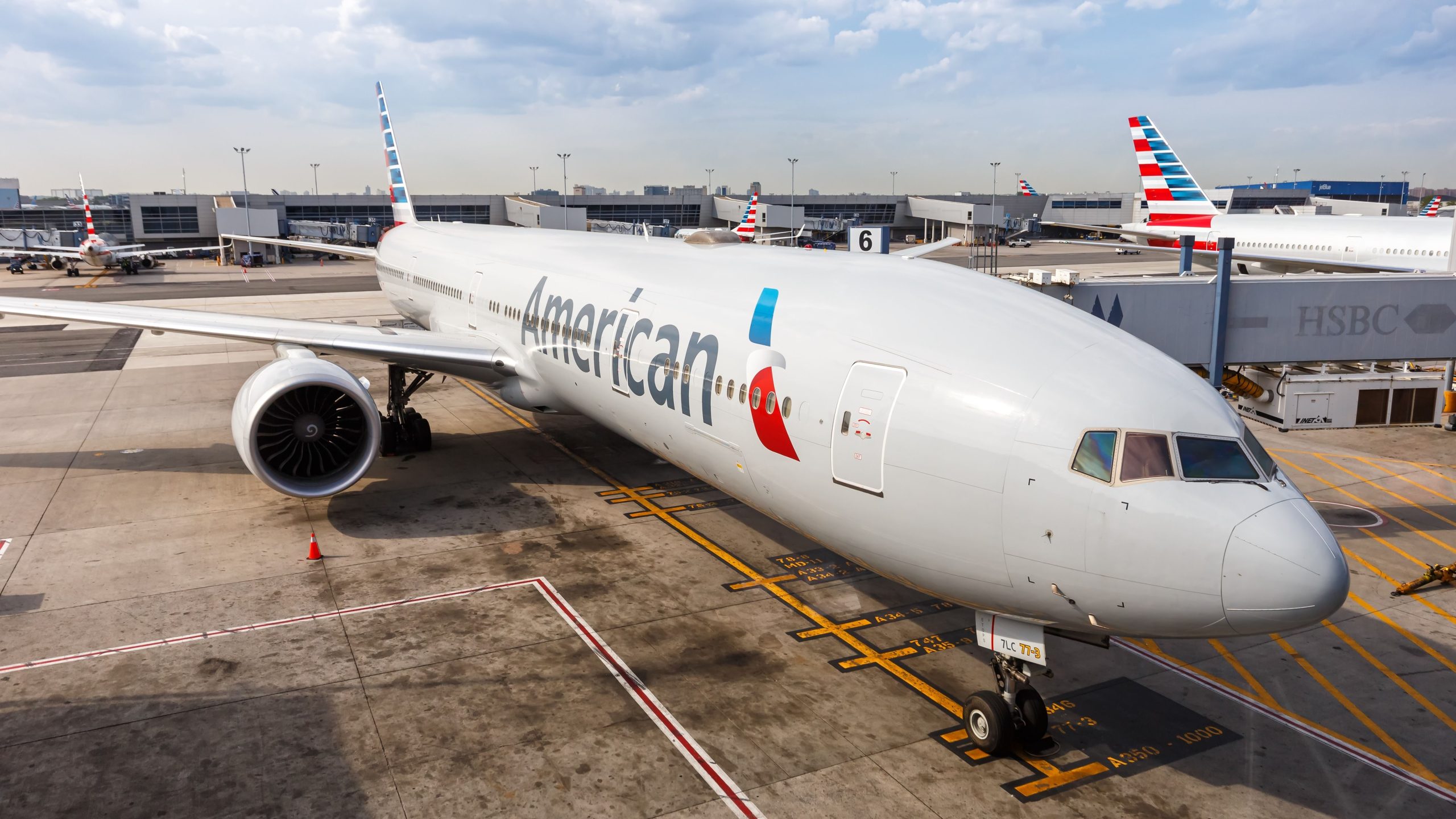 American Airlines Boeing 777-300er Hits Frontier Airlines Airbus A321neo am internationalen Flughafen Miami