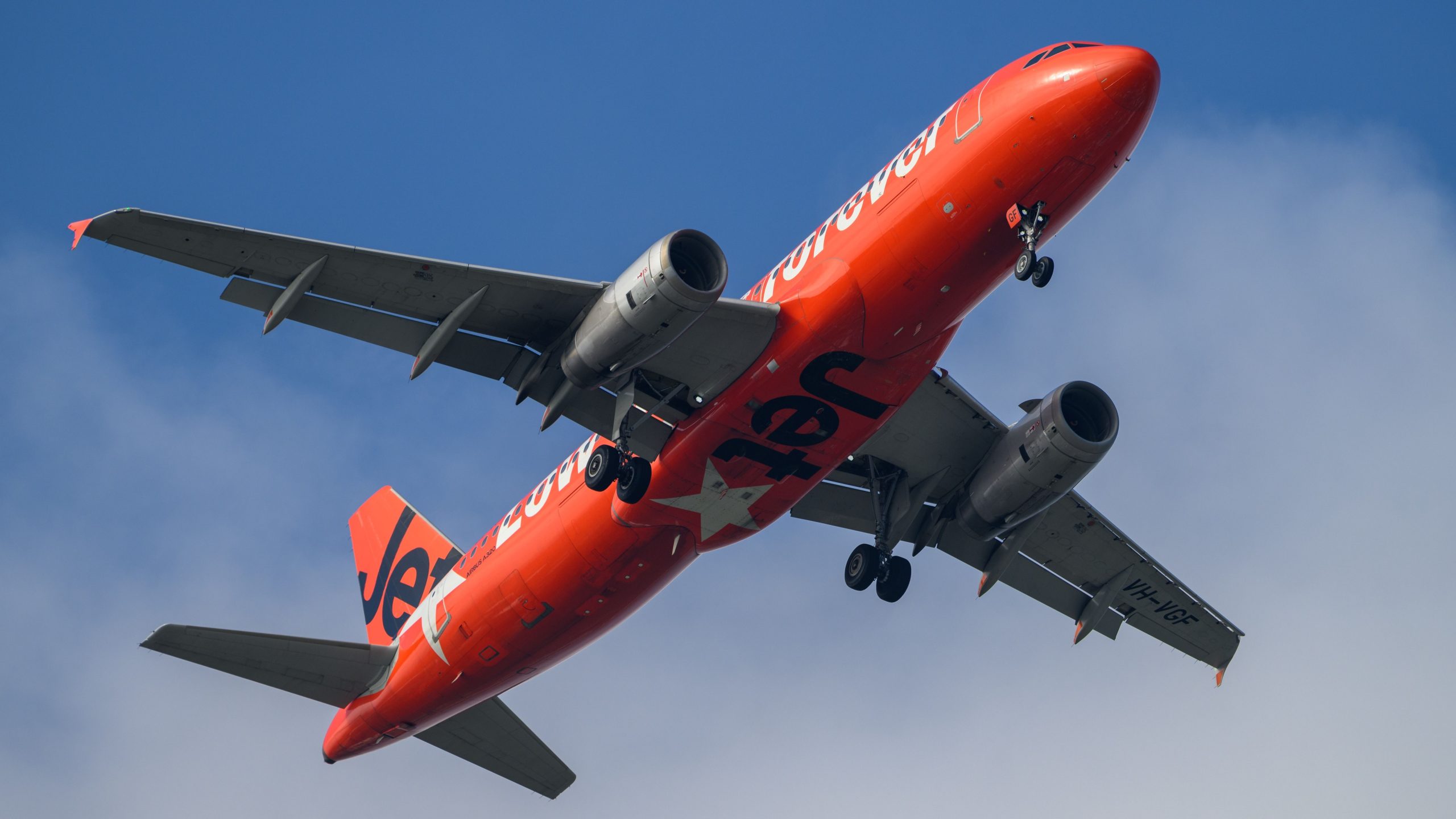 JetStar Airbus A320 steigt auf der Landebahn am Flughafen Christchurch aufgrund eines hydraulischen Versagens auf der Landebahn