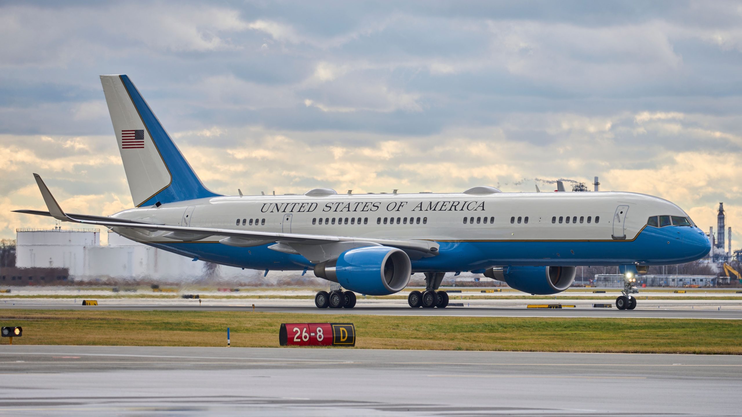 Air Force Two Neid: Vance überrascht Harris am Flughafen Wisconsin, um sein zukünftiges Flugzeug zu sehen