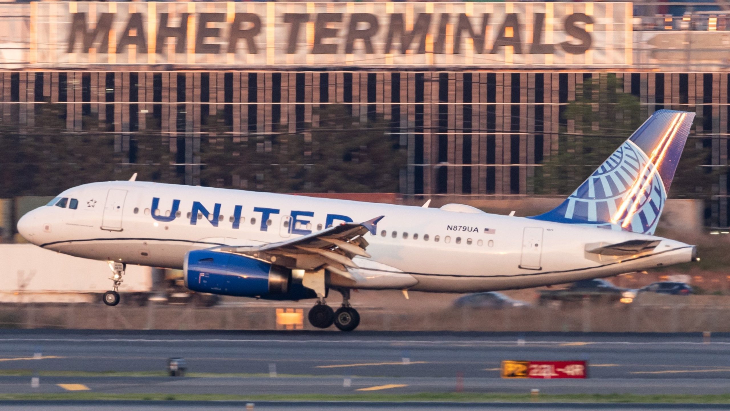 United Airlines Airbus A319 macht Notlandung über Türwarnlicht