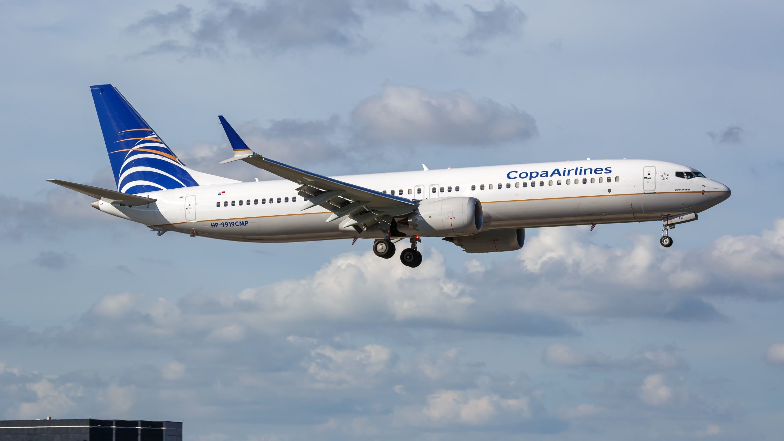 Copa Airlines Passagierangriffe Flugbegleiter und versucht dann, den Notausgang mitten im Flug zu eröffnen