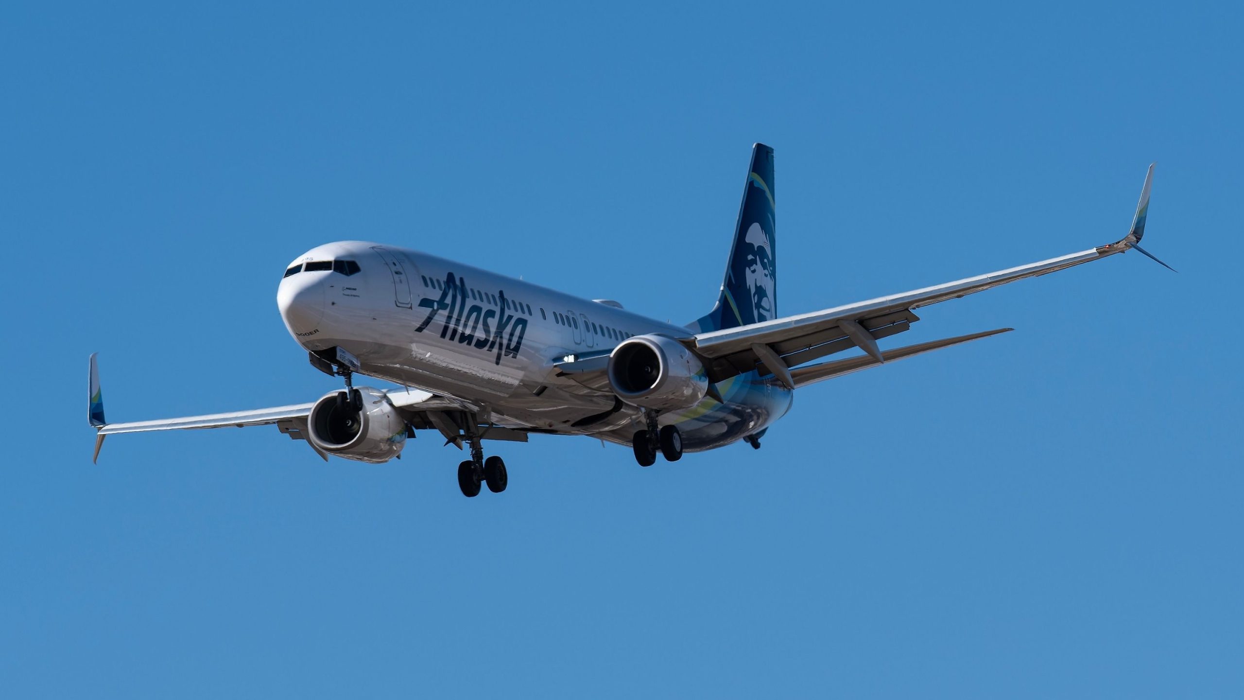 Alaska Airlines Boeing 737 leitet nach Missoula nach gerissener Windschutzscheibe um