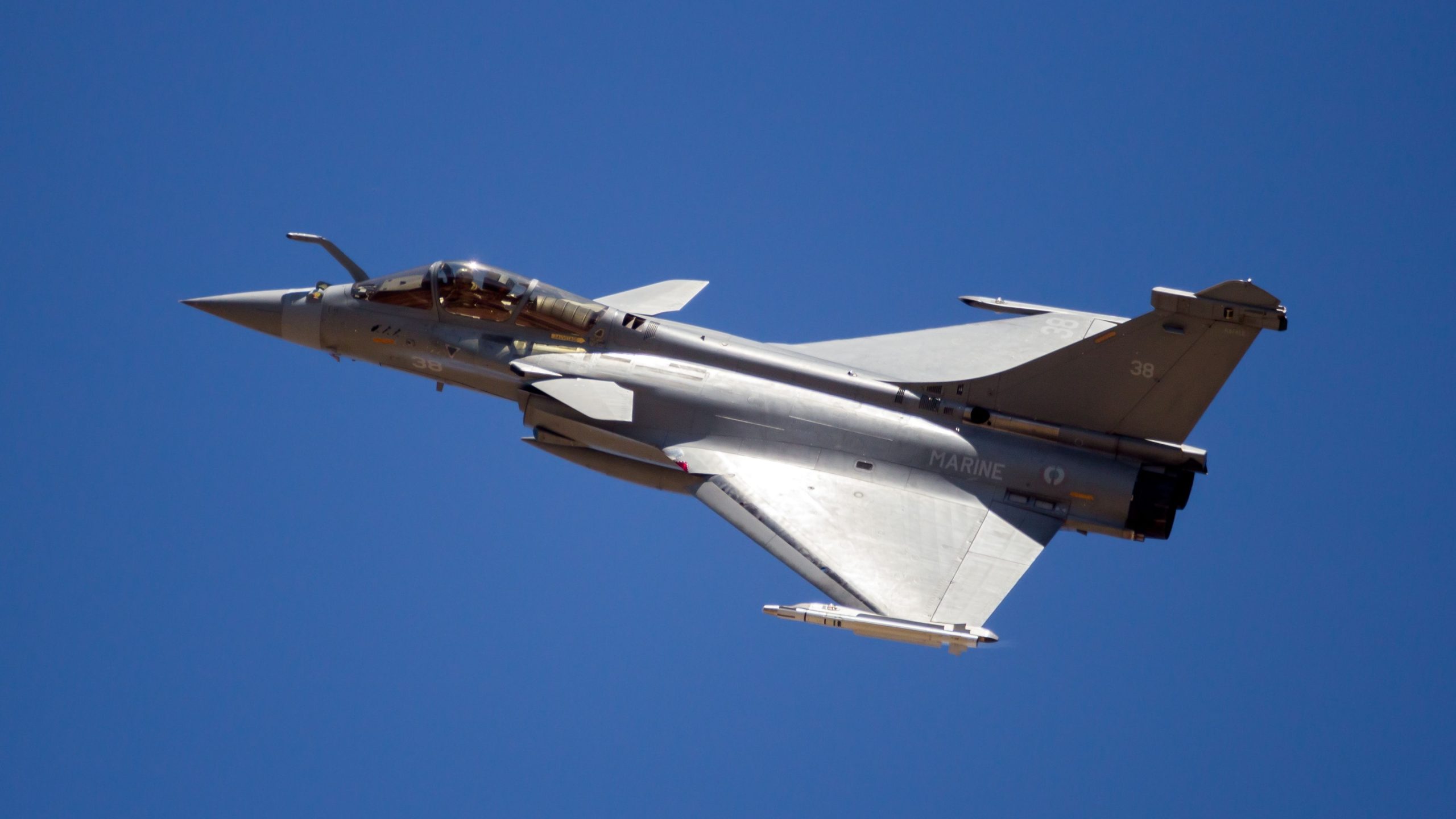 Französische Rafale Refuels A400m im Prozess gegen New Narang wegen zukünftiger E-2D Hawkeye