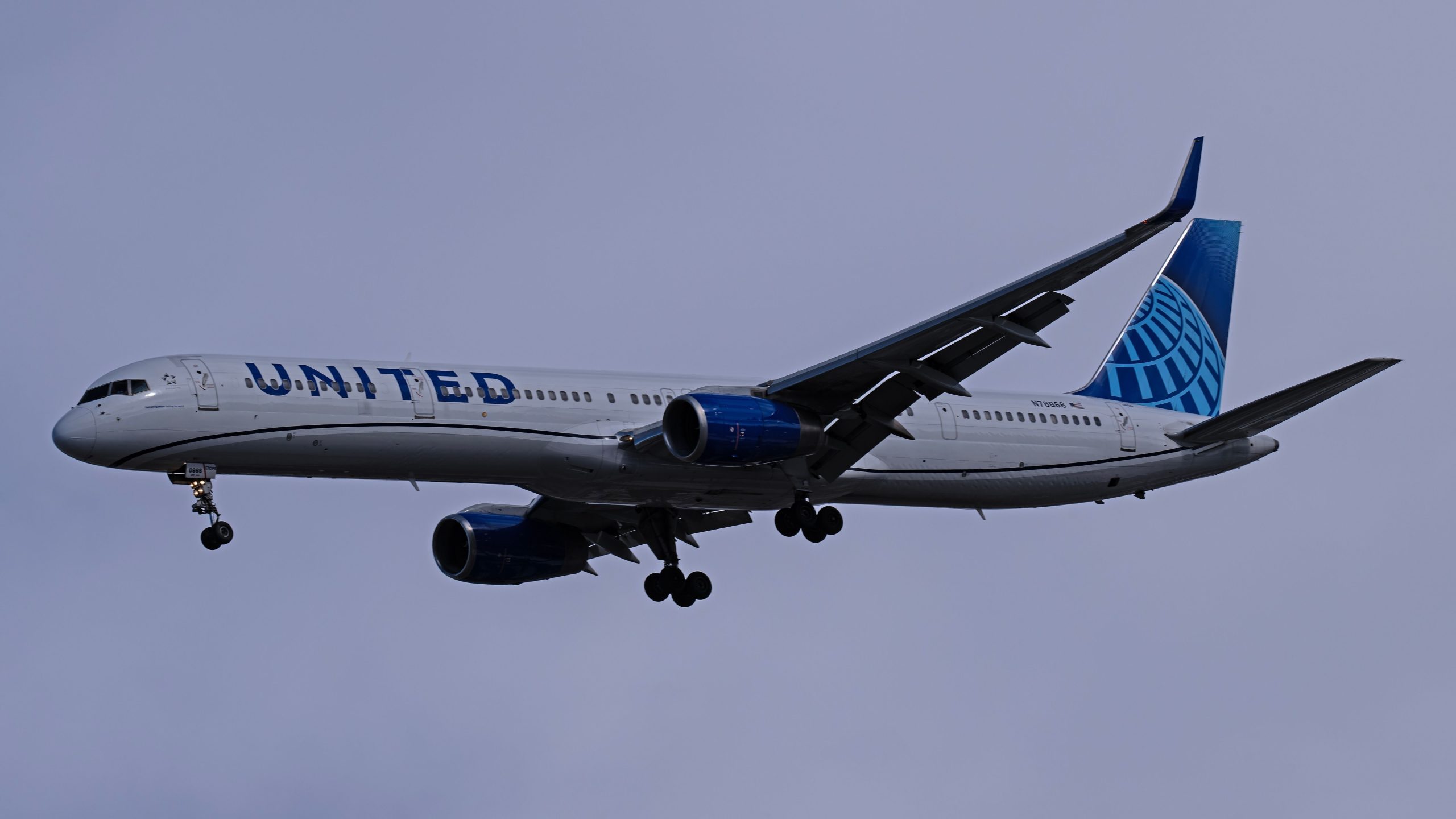 FAA-Untersuchungen: United Airlines Silvester Boeing 757 Hawaii-gebundene Flugrendite zu LAX aufgrund von Motorproblemen