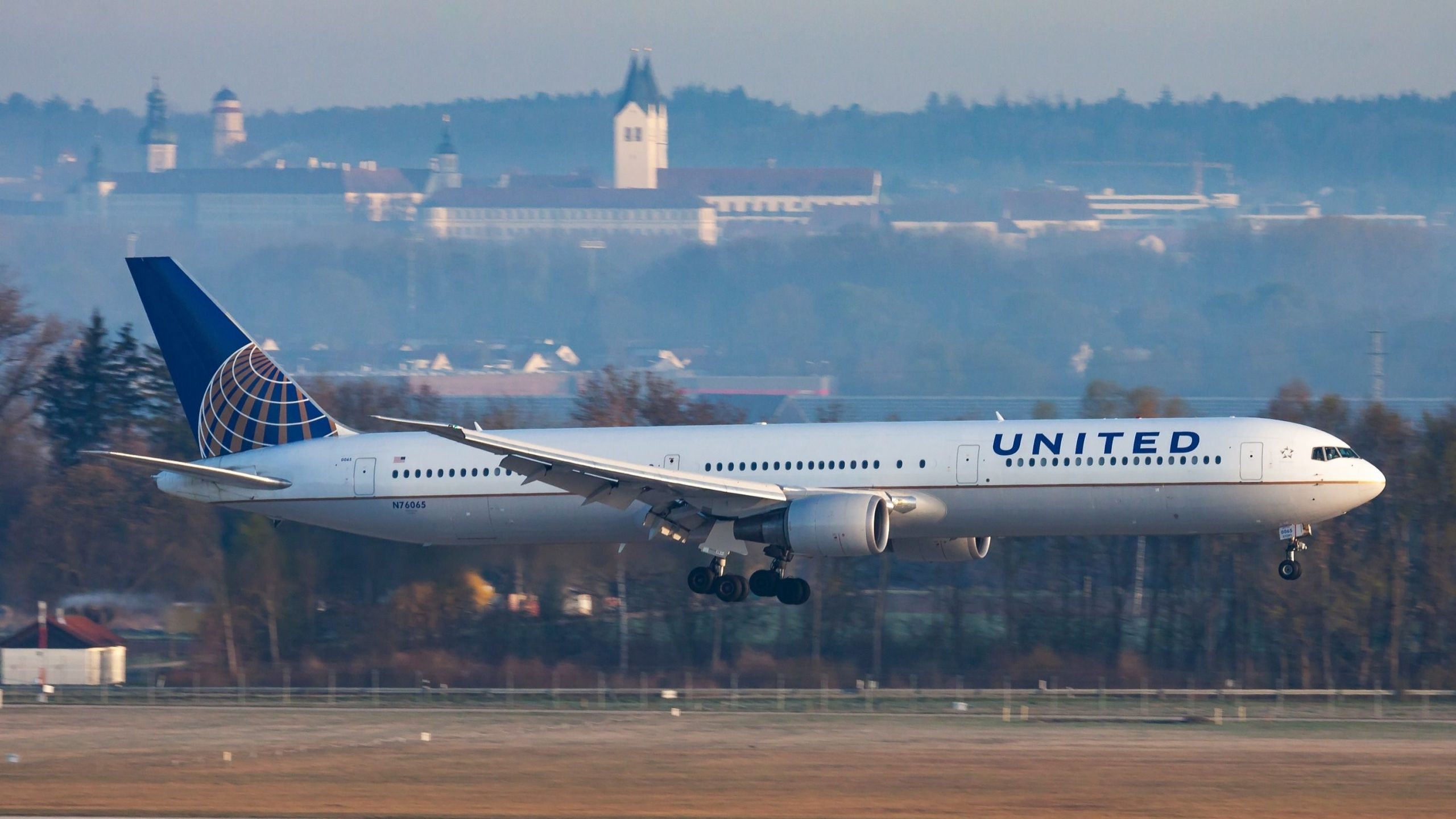 United Airlines erhöht Flüge zu Europas Holiday Hotspots, während Reisende Erlebnisse über Geschenke wählen