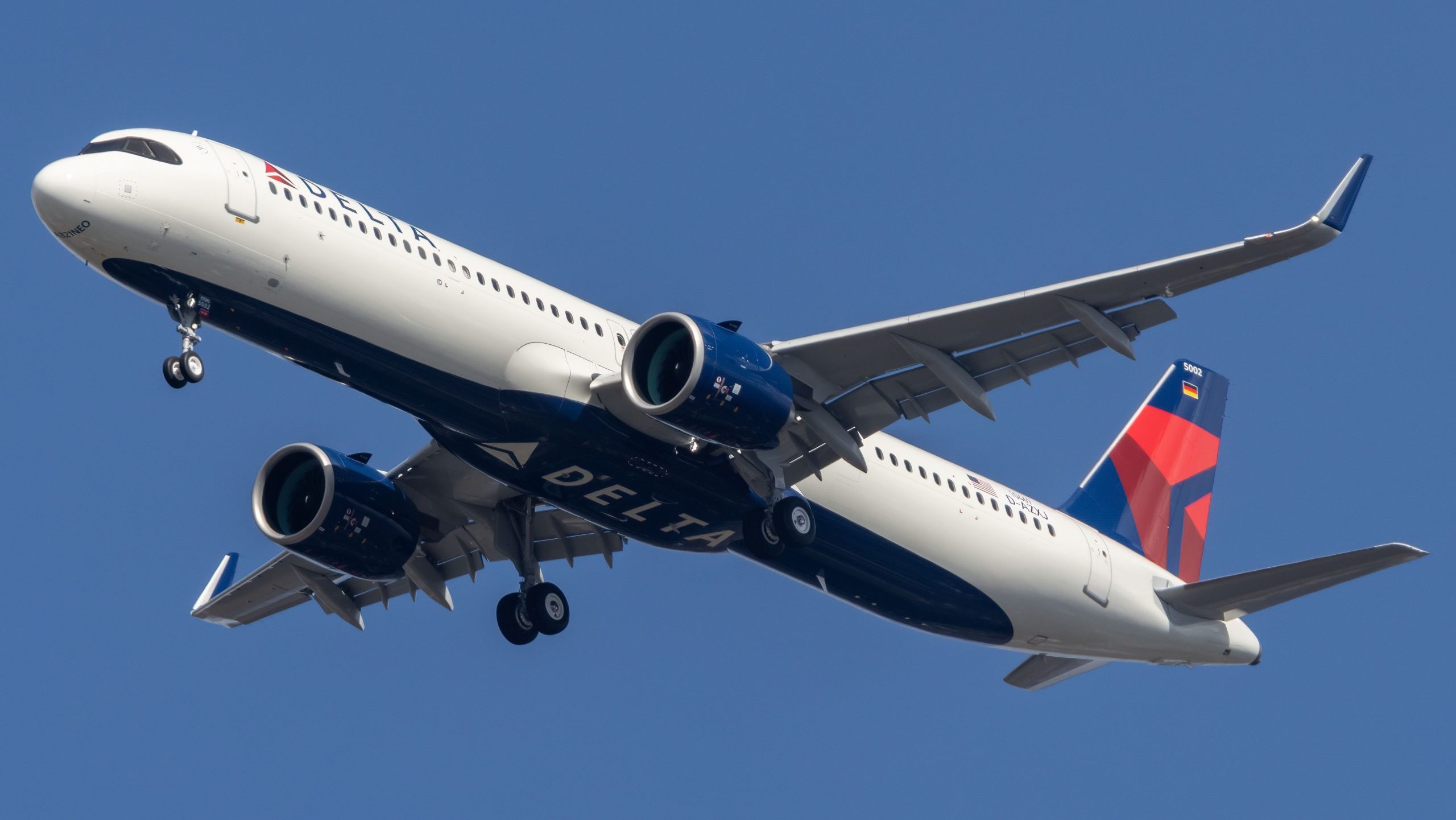Delta Air Lines Airbus A321neo leitet den internationalen Flughafen Boston Logan aufgrund von Motorproblemen um