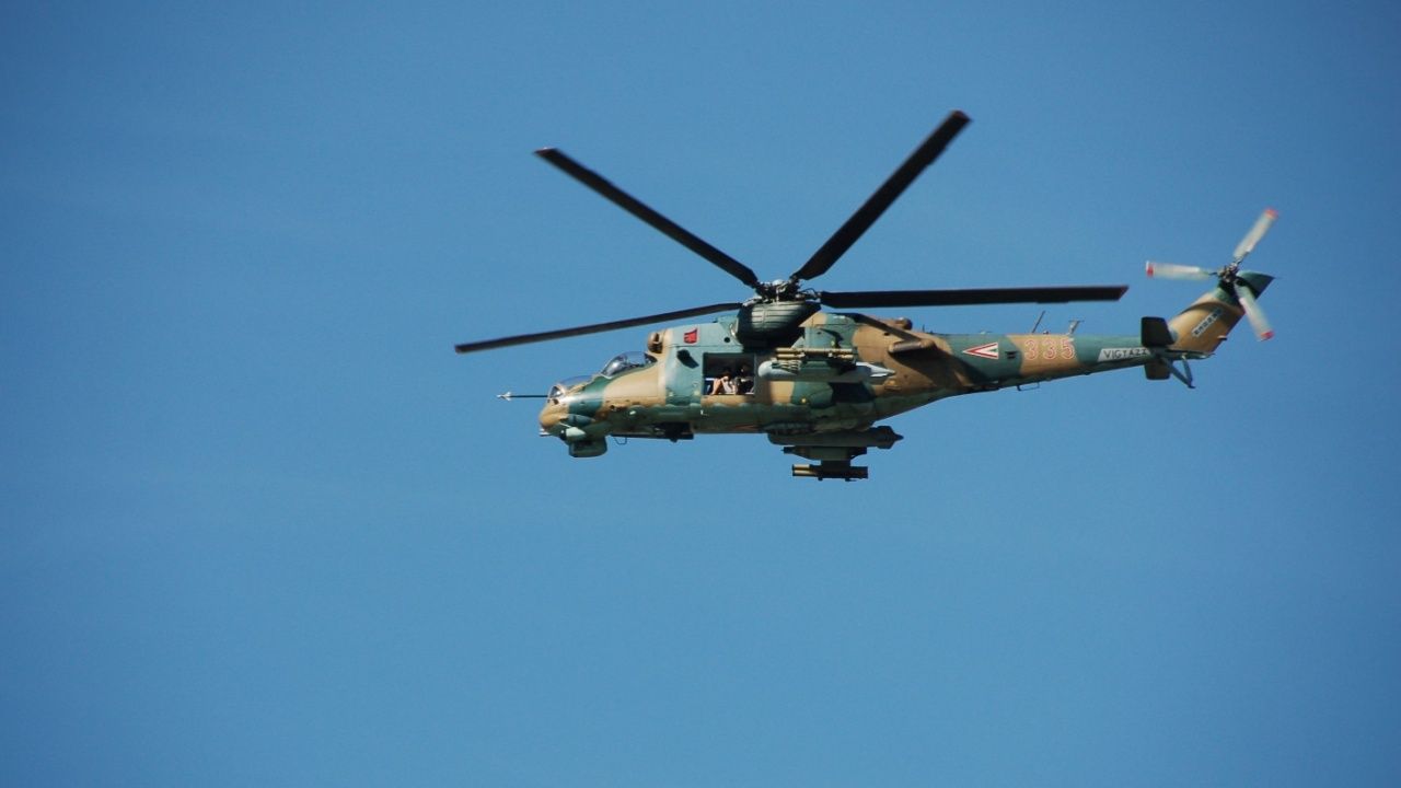 US Navy EA-18G Growler nimmt Houthi Mi-24 Hindhubschrauber heraus