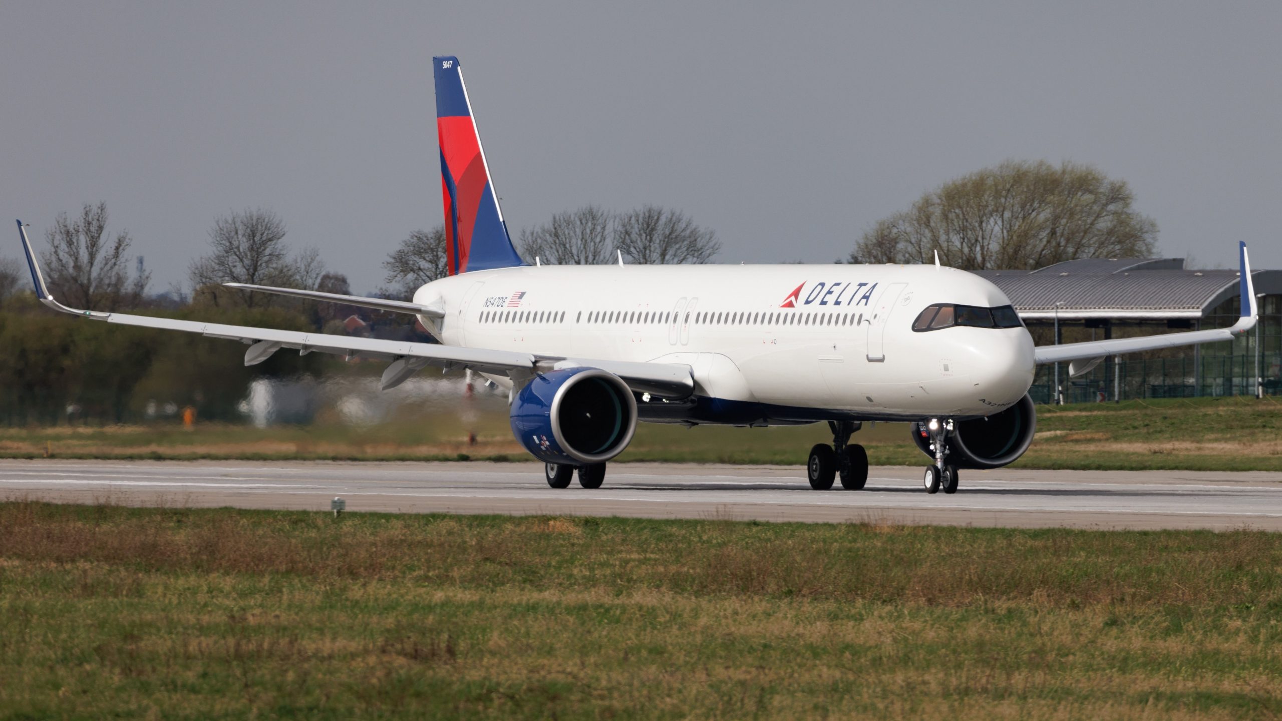 Ein anderer Passagier erwischte und versuchte, auf einem Flug der Delta Air Lines zu verstauen