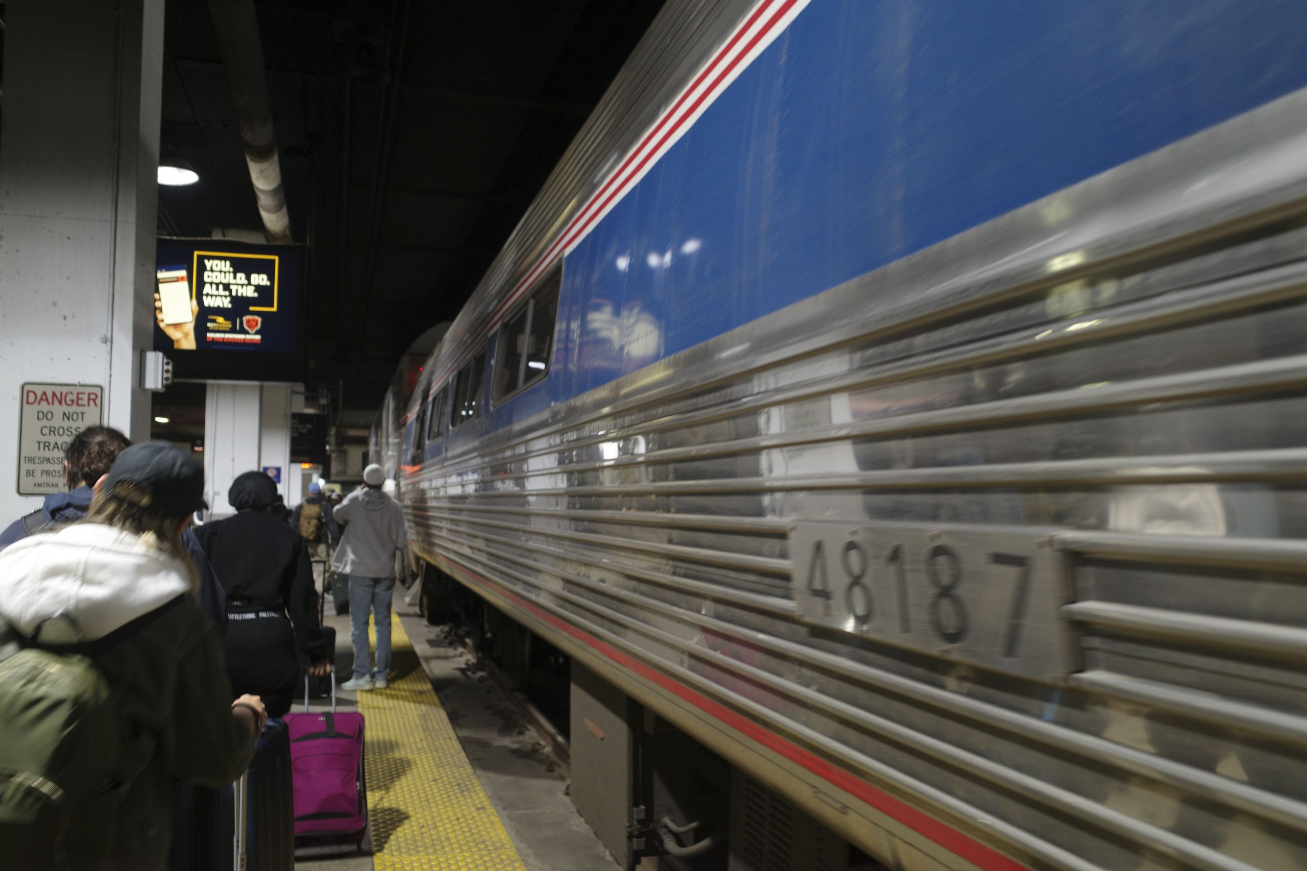 Seltenes Bild an der Chicago Union Station als Amtrak Triple-Engine-Zug wird entdeckt