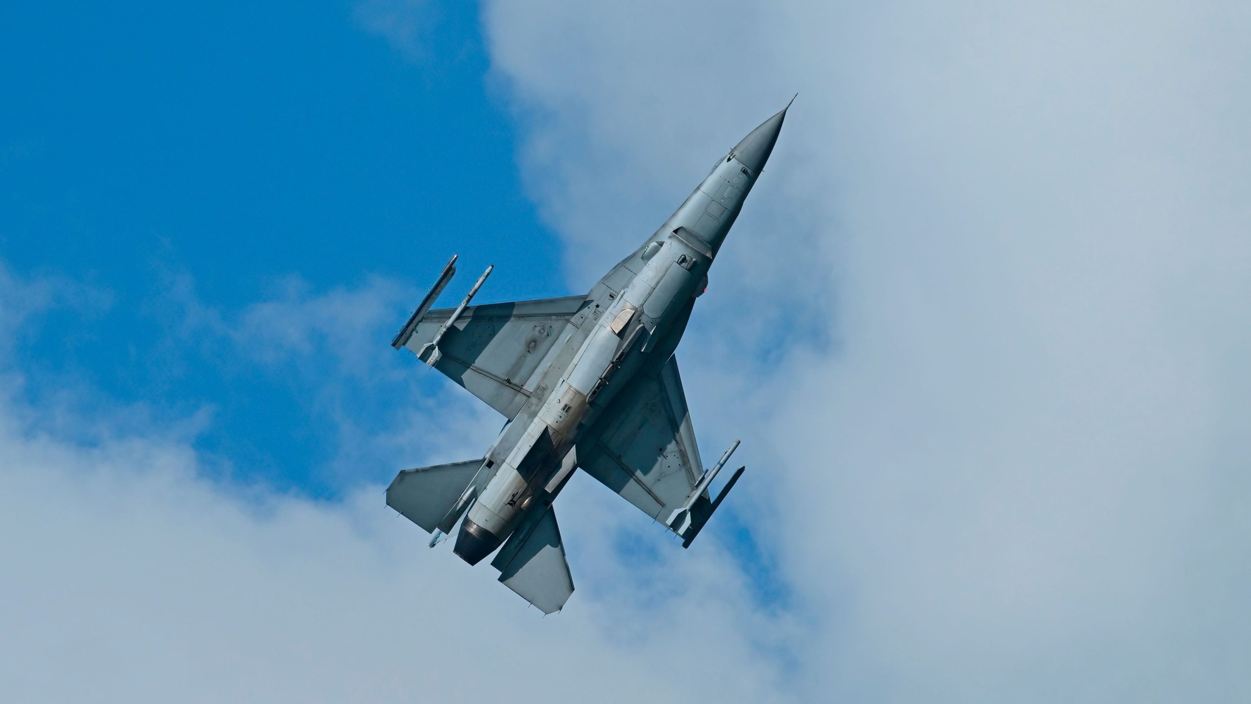 Die Ermittler finden die Luftwaffe in Singapur F-16, die durch den Stellvertretungsrate-Gyroskop-Versagen verursacht wird