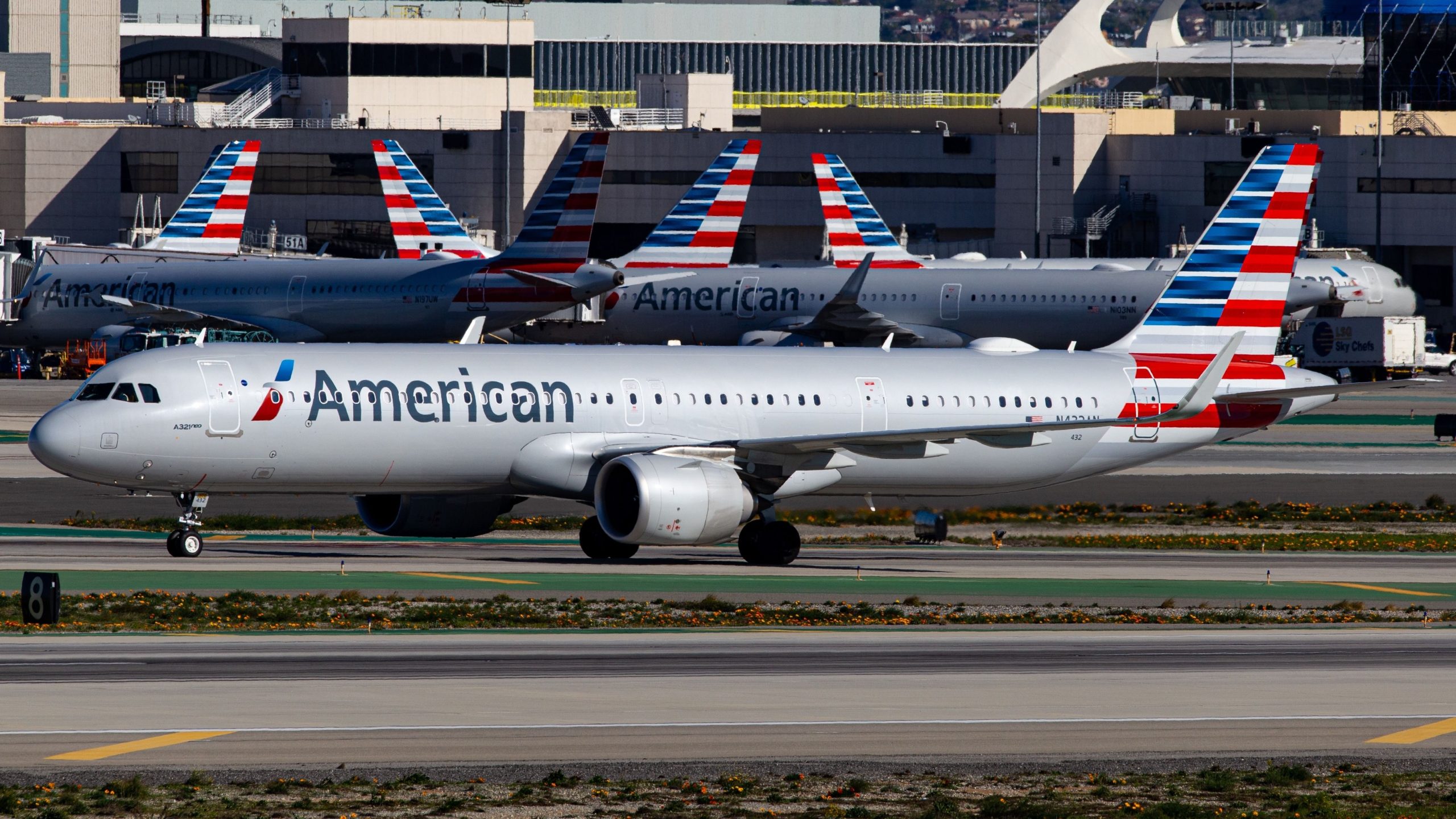 American Airlines Airbus A321 leitet nach Salt Lake City um, nachdem betrunkene Passagierversuche, die Cockpitentür zu öffnen