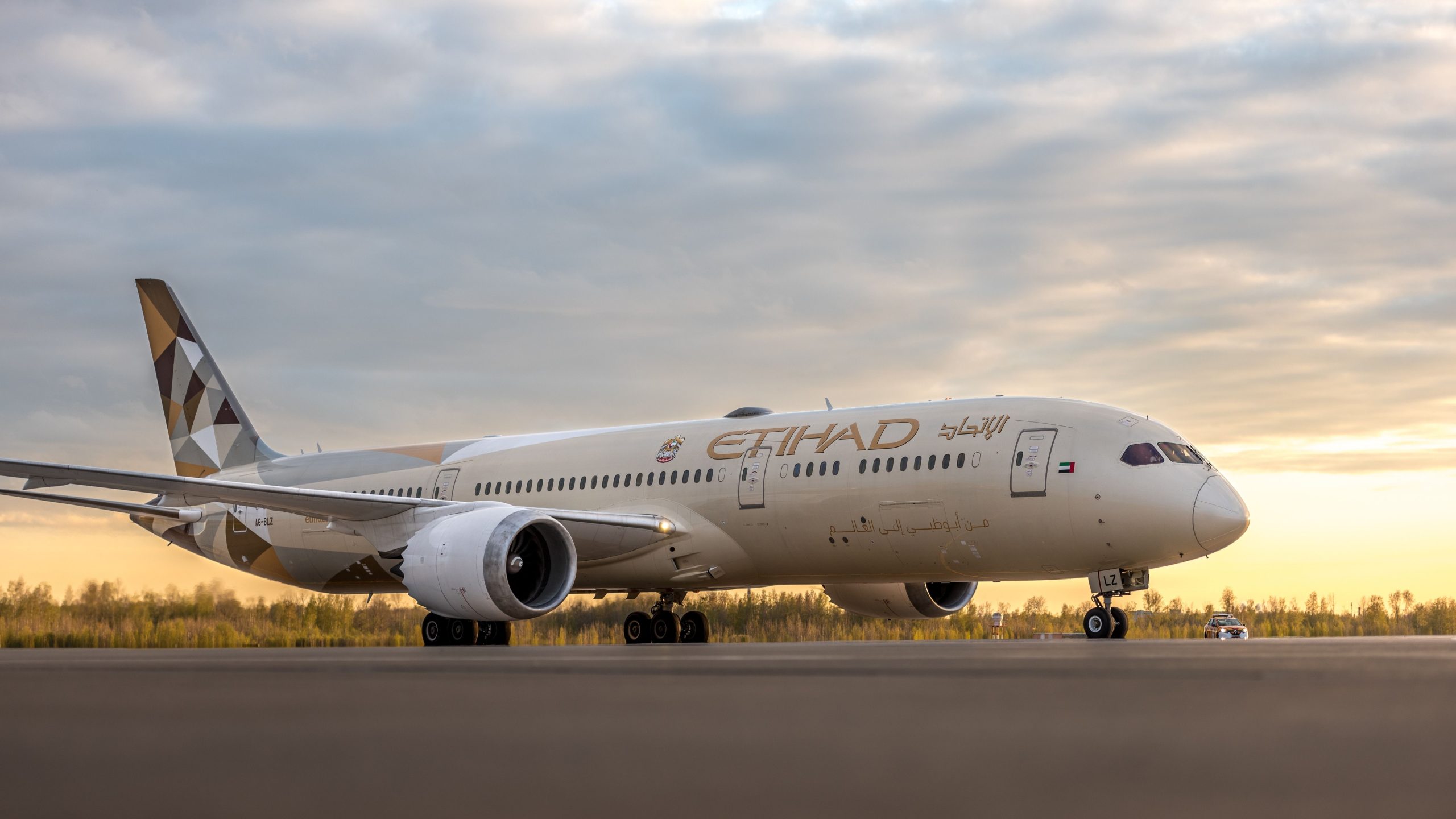 Etihad Airways Boeing 787-9 Dreamliner lehnt den Start ab, nachdem 2 Reifen geplatzt waren