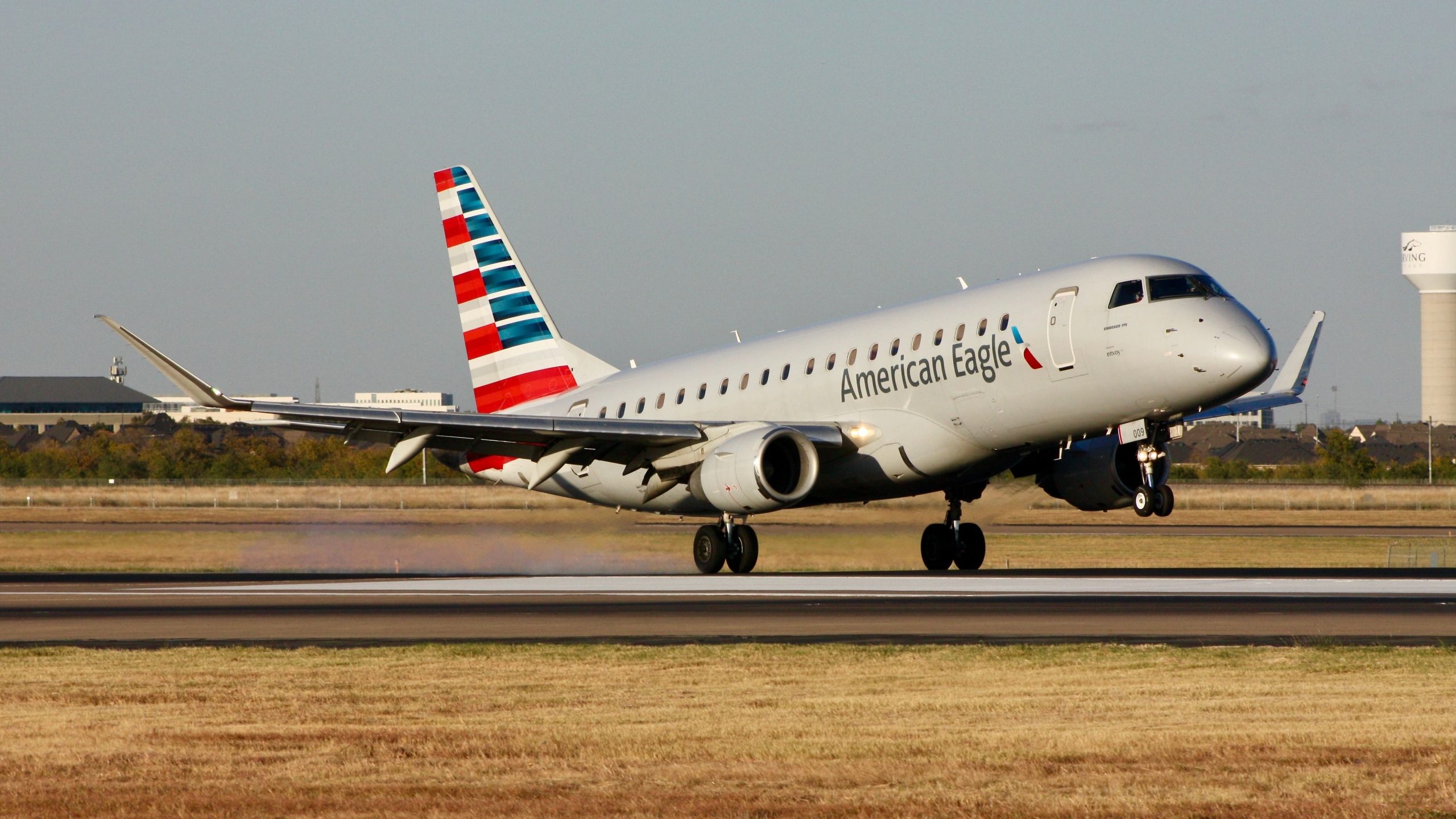 Möglicher Blitzstrich zwingt American Eagle Embraer E175, nach Pittsburgh umleiten