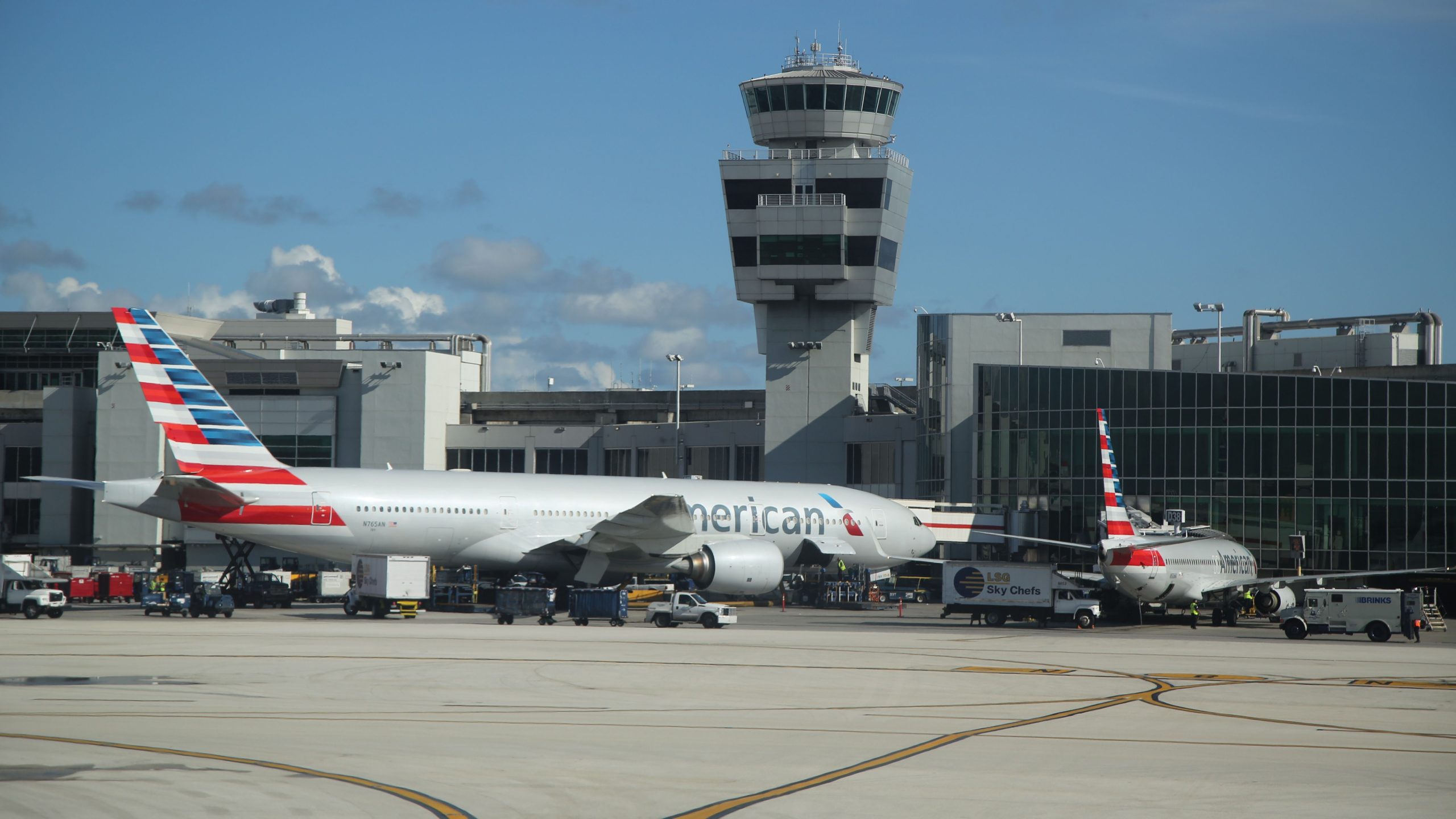 Mann verhaftet, nachdem er Laser auf Flugzeuge in der Nähe des internationalen Flughafens Miami gezeigt hatte