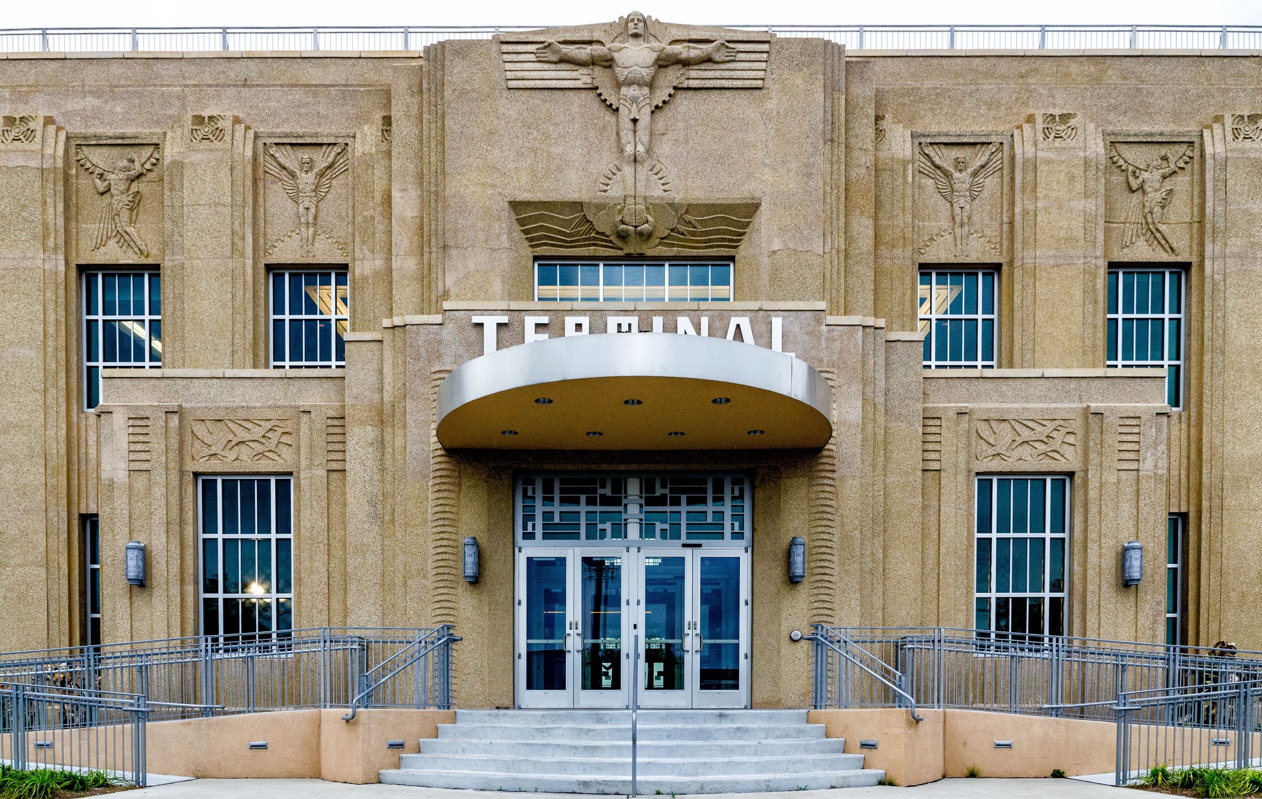 Taylor Swift und andere Promis vermieden Louis Armstrong New Orleans International Airport während der Super Bowl Week