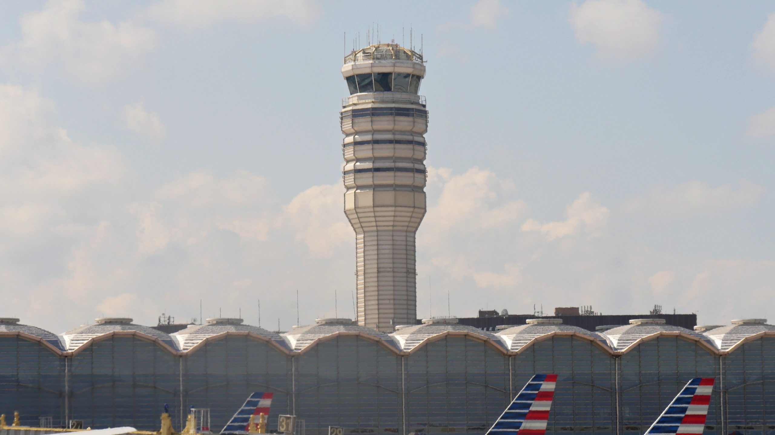 Angestellter im Verwaltungsurlaub nach blutigem Kampf im ATC Tower am Reagan National Airport