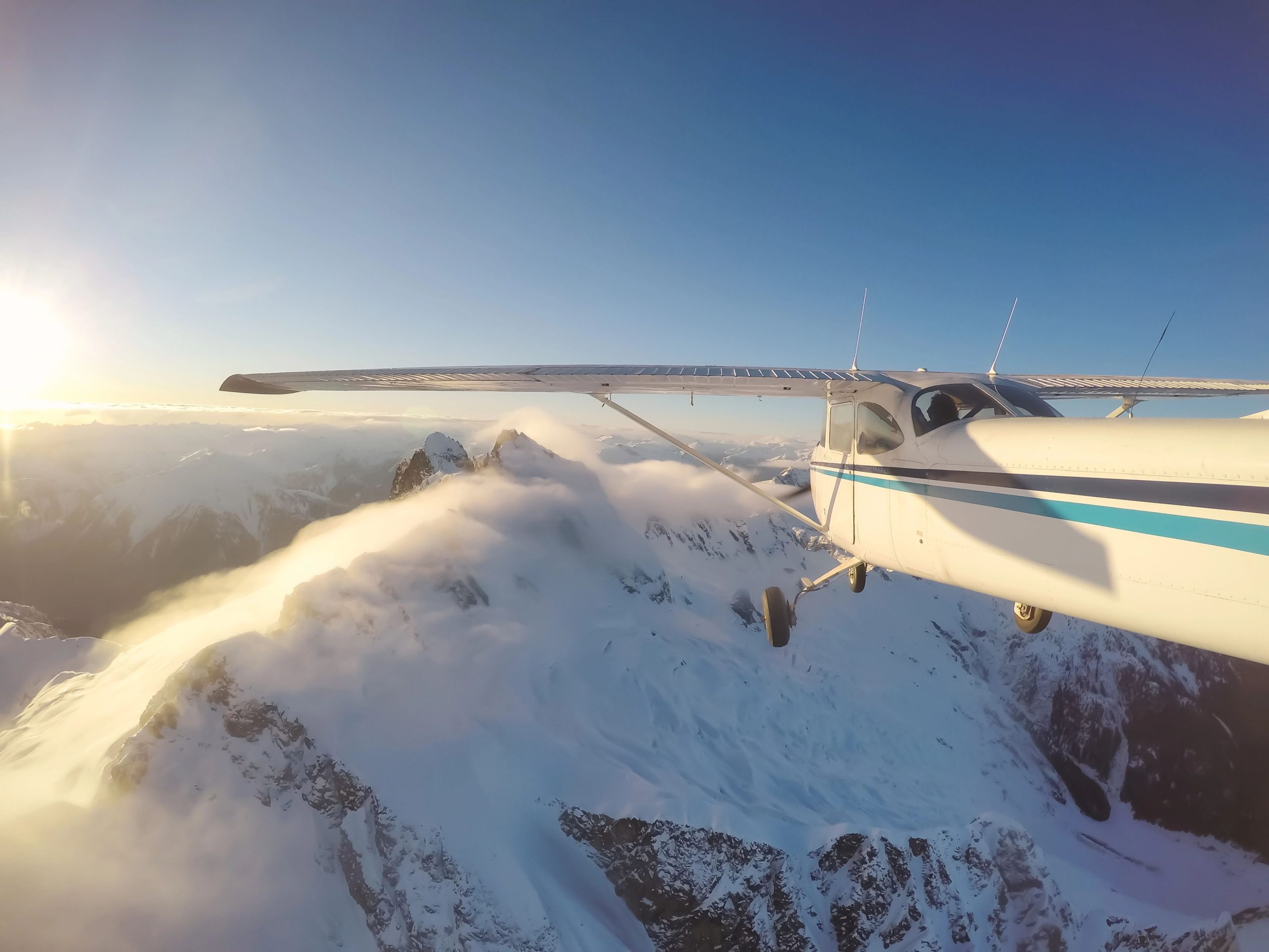 Vermont: Kleines Flugzeug kollidiert in Berg, 3 Menschen erleiden leichte Verletzungen nach Absturz von Schneekissen