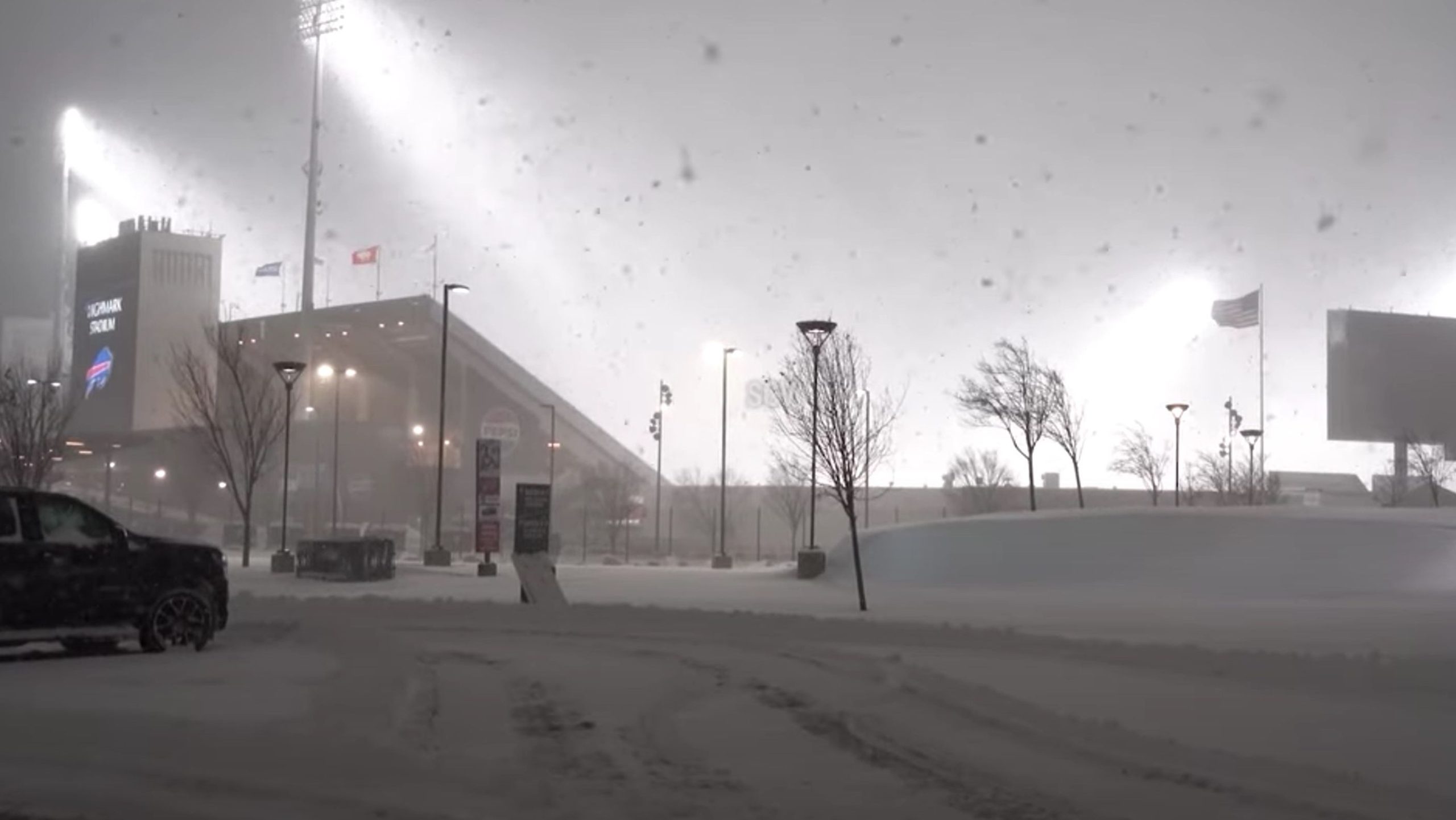 Buffalo Bills bitten die Fans um Hilfe, da das Stadion unter Füßen Schnee begraben ist