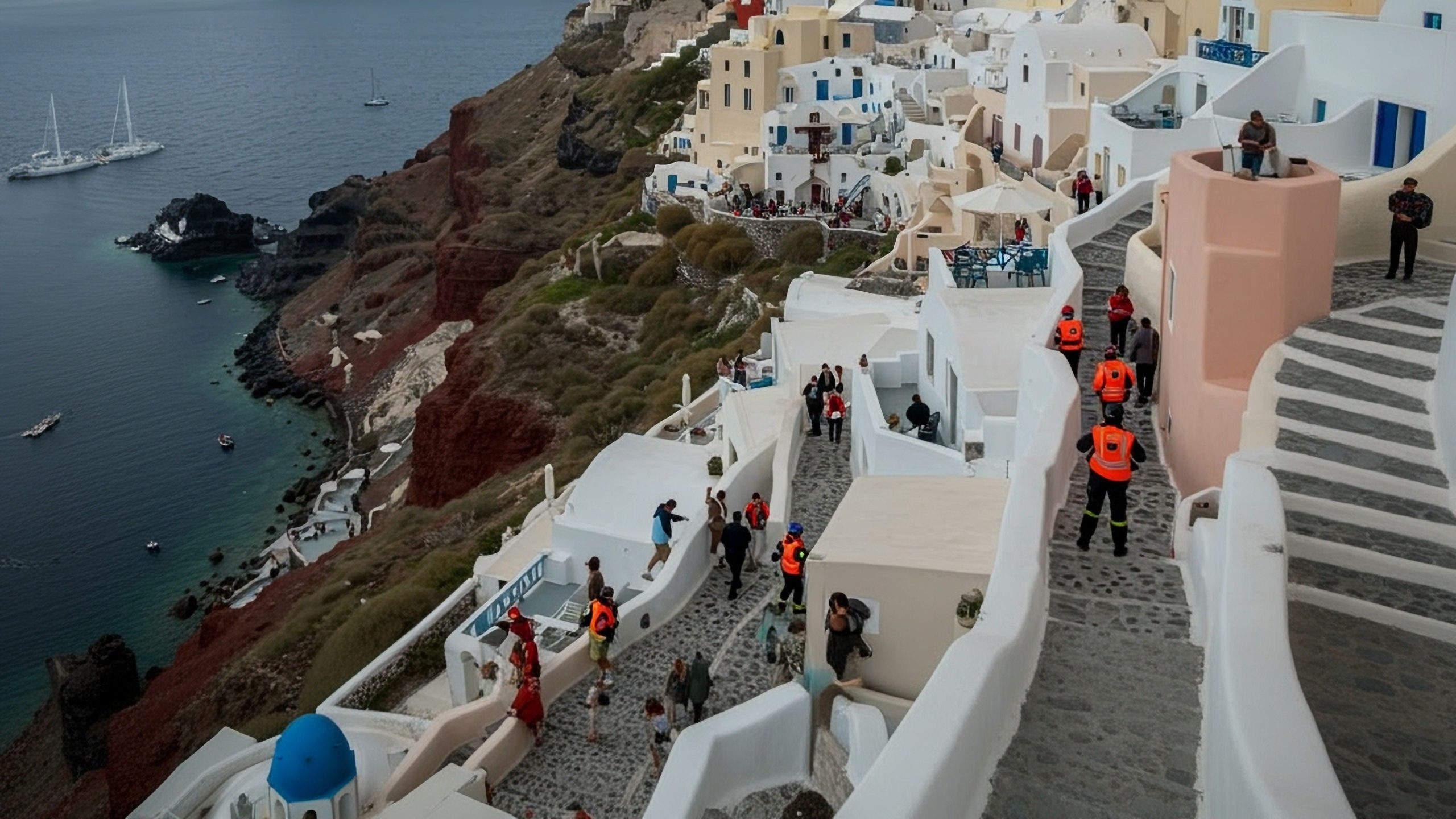 Ausnahmezustand für einst verteilte Touristeninsel Santorini, nachdem über 7.700 Erdbeben die Cyclades-Inseln getroffen hatten
