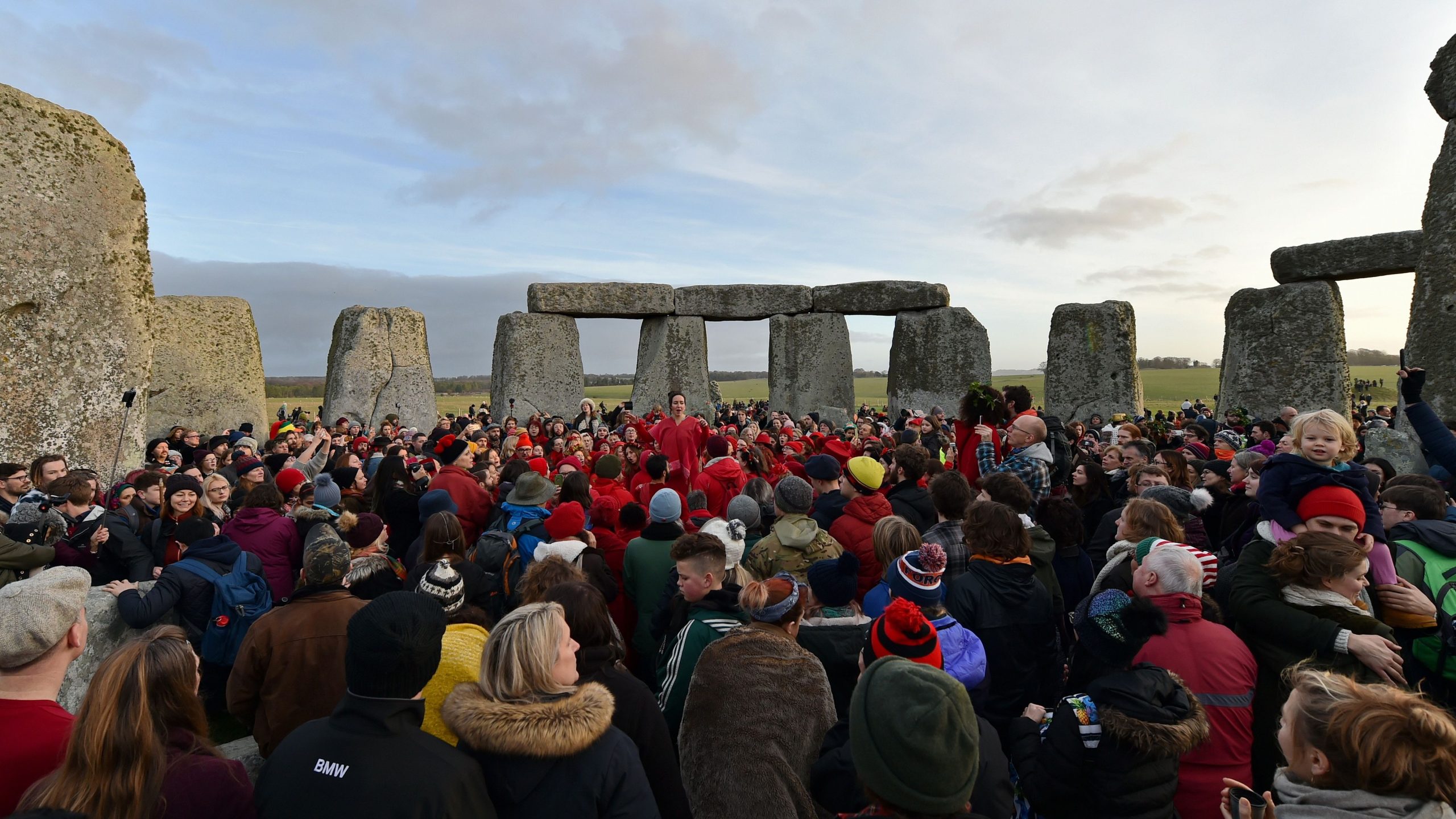 Tausende strömen nach Stonehenge, um sich am kürzesten Tag des Jahres zu versammeln, um die alte jährliche Wintersonnenwende zu versammeln