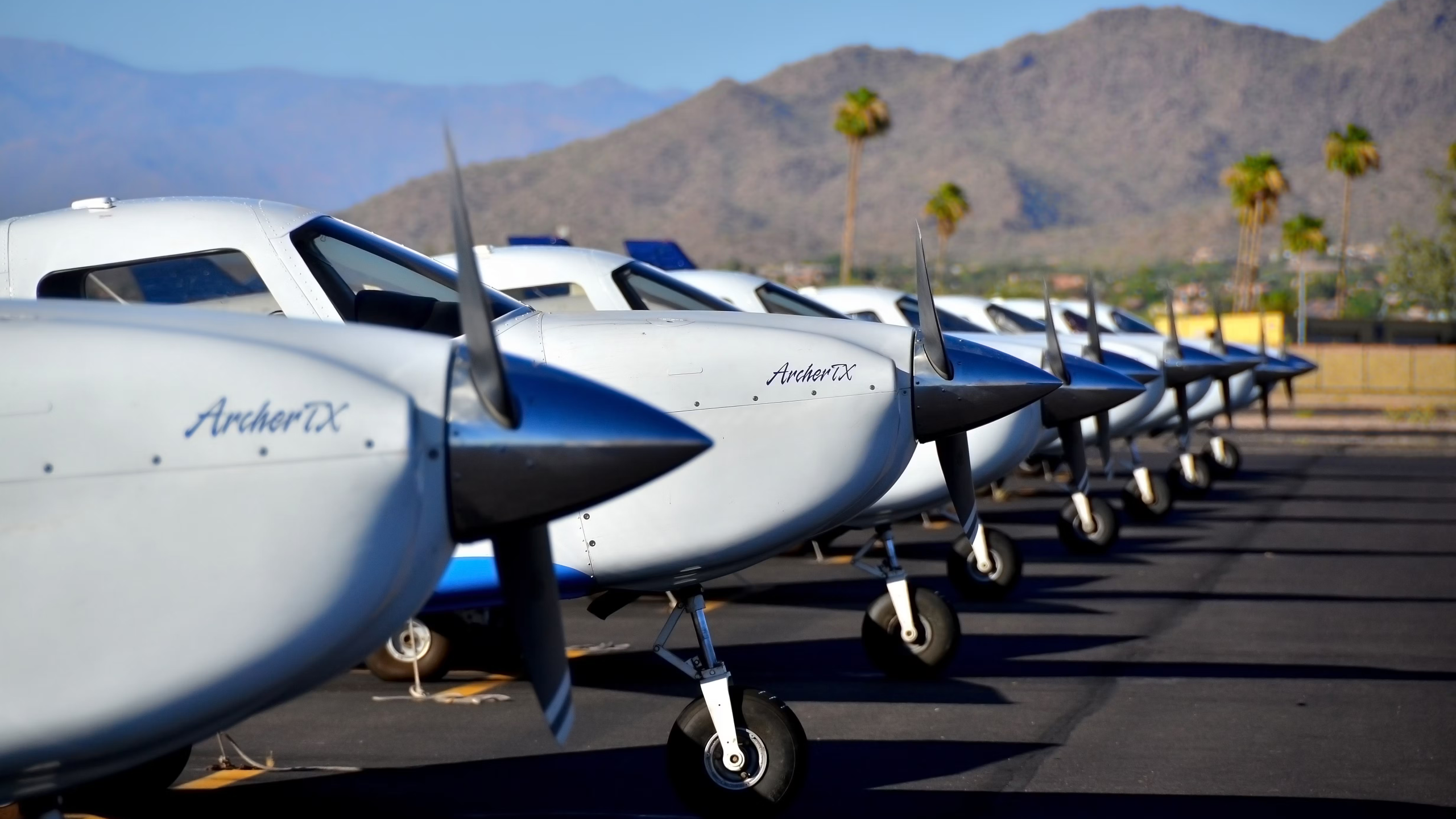 Pilot gewinnt ausgezeichnet, um Krone auf der Routenkarte für die Krönung von King zu zeichnen