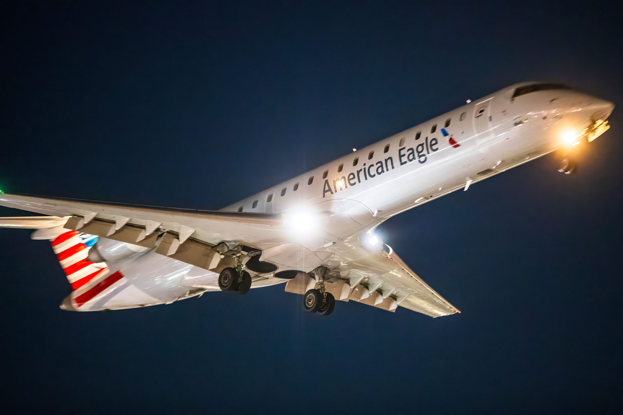 Passagiere an Bord von American Airlines Flug nach Miami als Helden gefeiert, nachdem er gewalttätige und "besessen" männliche Passagier unterbrochen hatte