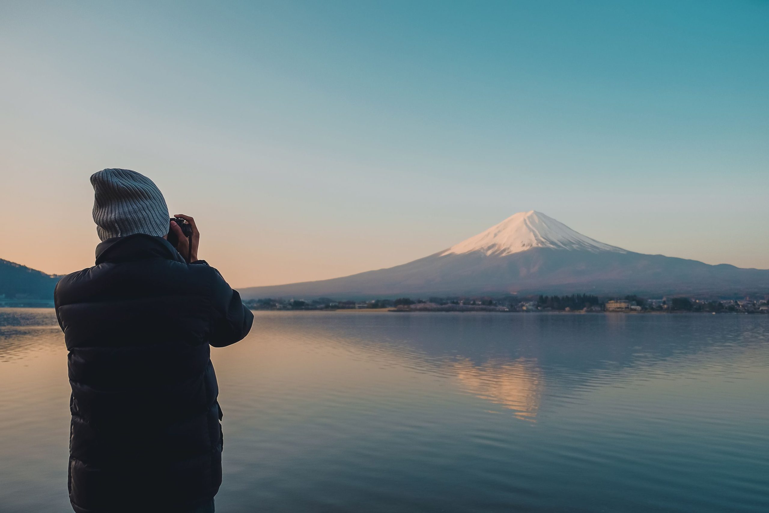 Der Mount Fuji erhält nach zwei Monaten Verzögerung schließlich Schneefall: Klimawandel schuld