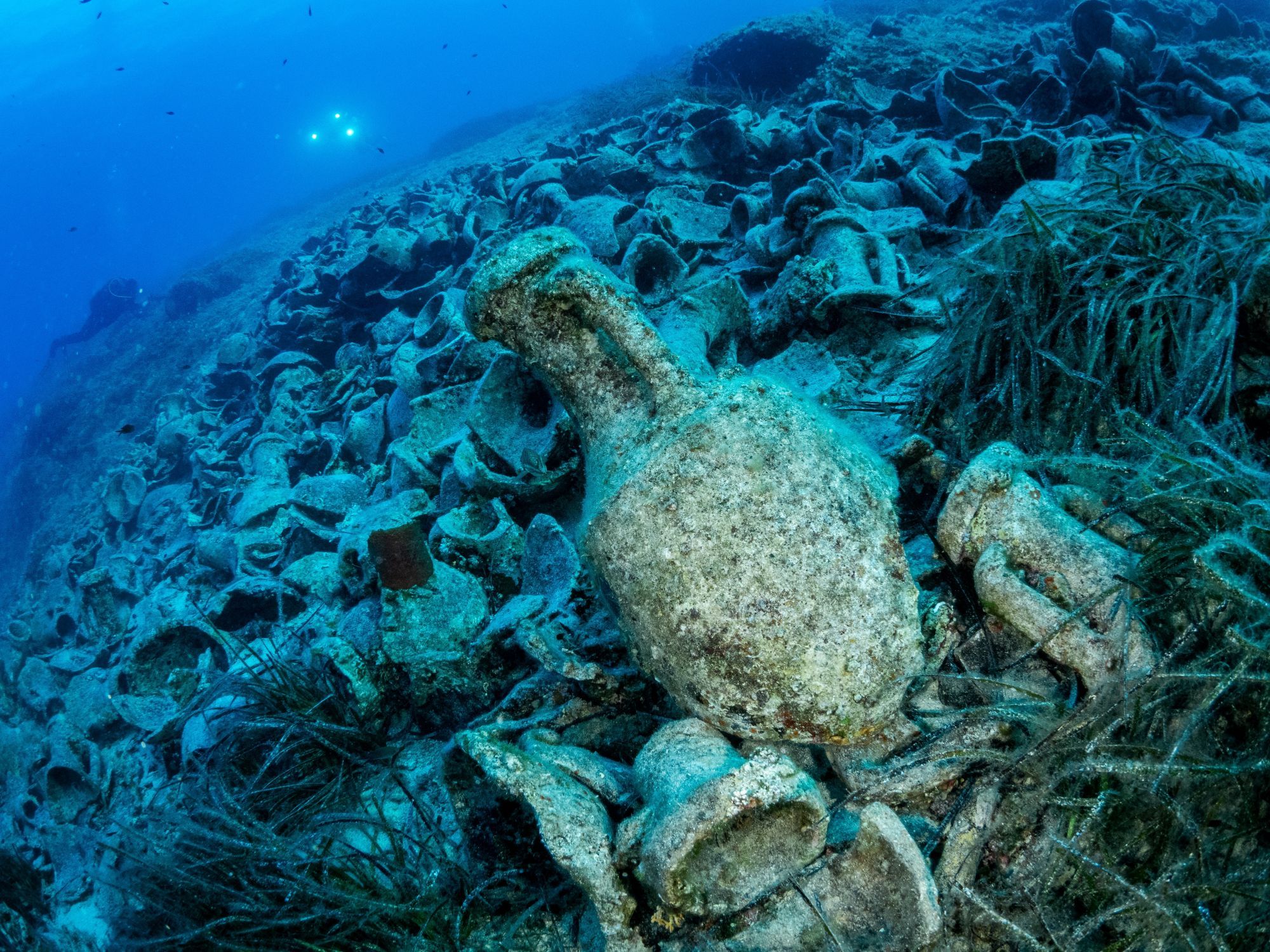 Ein 2.500 Jahre altes Schiffswrack wurde gerade vor der Küste Siziliens entdeckt, und seine Artefakte haben eine erstaunliche Geschichte zu erzählen