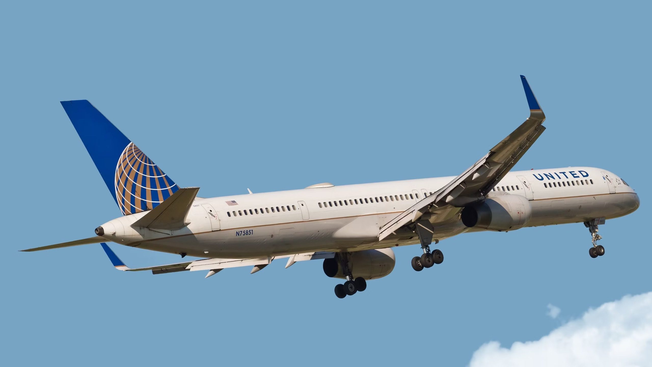 United Boeing 757 verliert die richtige Motorleistung über den Pazifik 