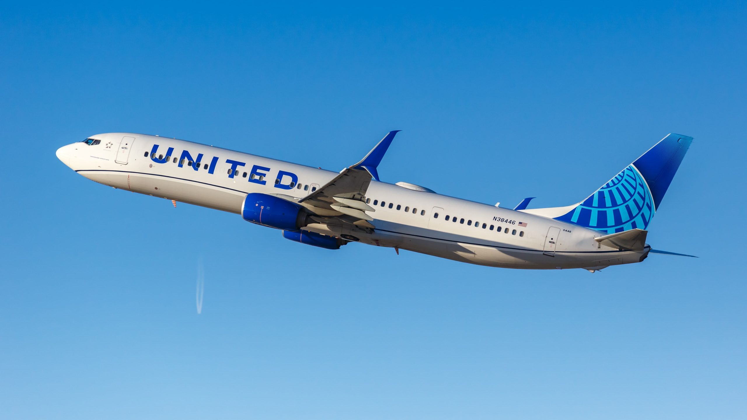 United Airlines Boeing 737-900er beschädigt nach dem Vogelschlag während der Landung in Newark