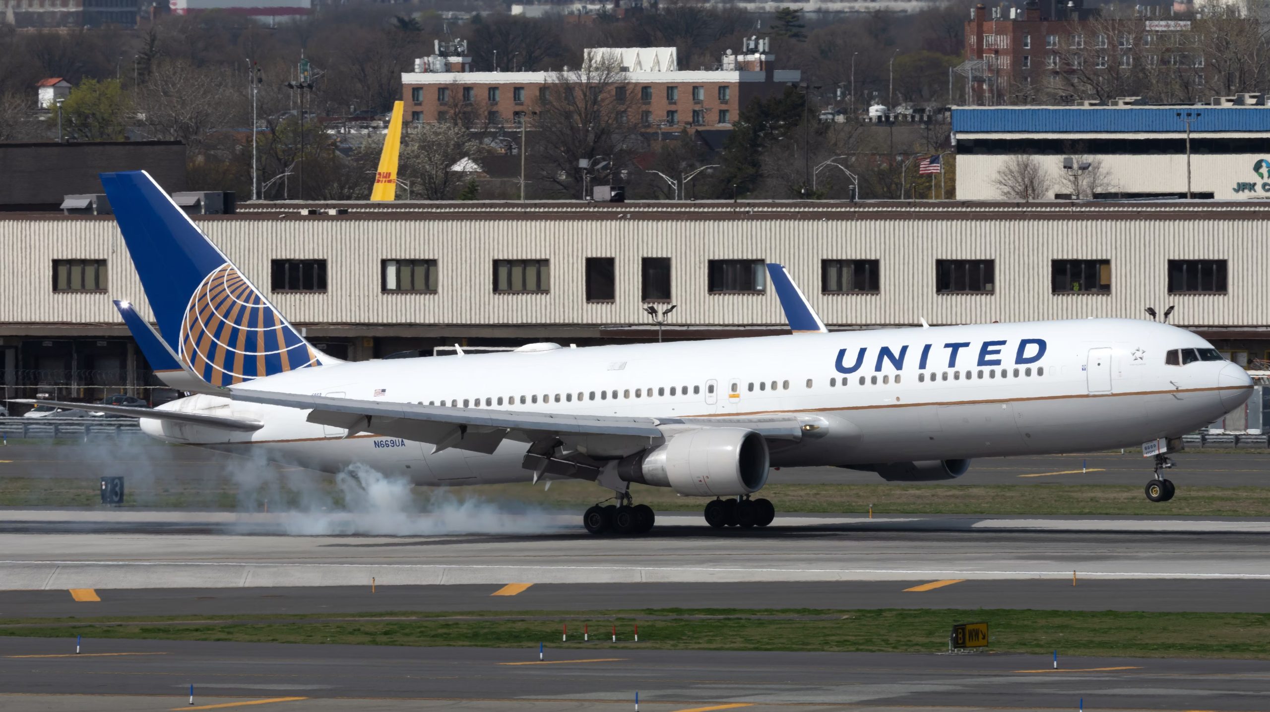 Warum zuerst Flugzeuge auf ihren Hinterrädern landen