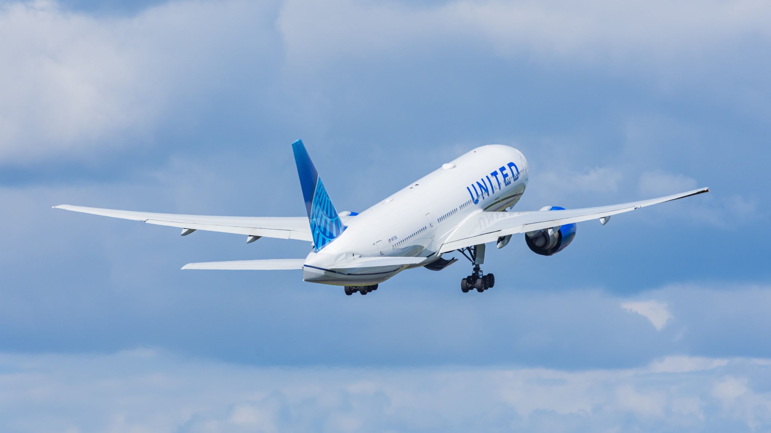 United Airlines Boeing 777-200 Flug von Amsterdam nach Newark macht die U-Turn über Island, nachdem Pilot Herzschmerzen erleidet