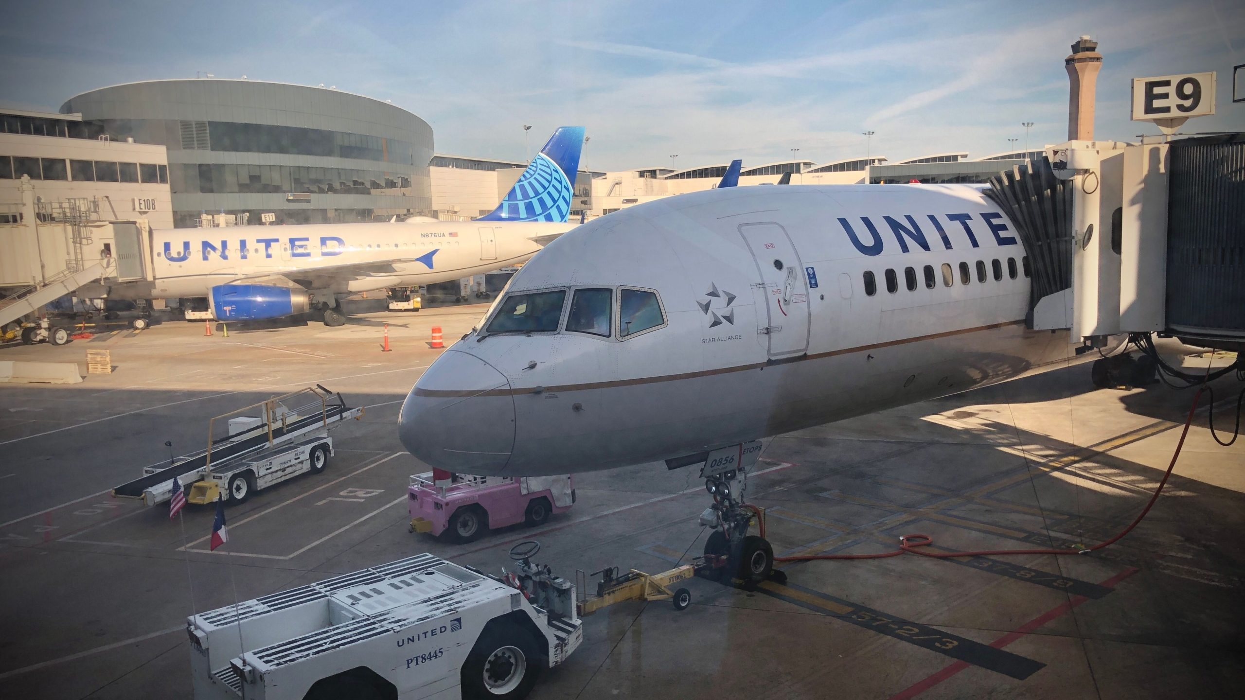 Das Flugzeug von United Airlines bricht während der Notlandung in Houston in Flammen aus