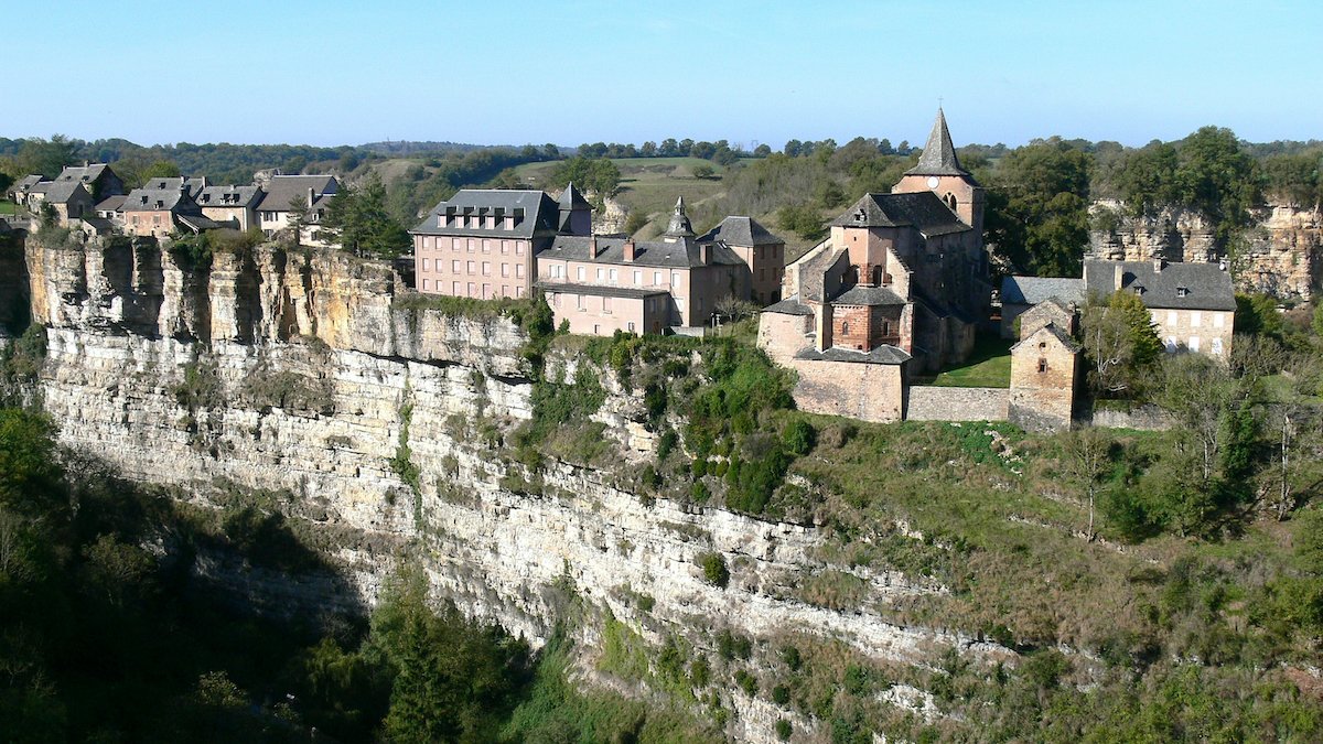 Bozouls, Frankreich: Erkunden Sie eine Stadt, die um ein riesiges, mysteriöses Loch gebaut wurde