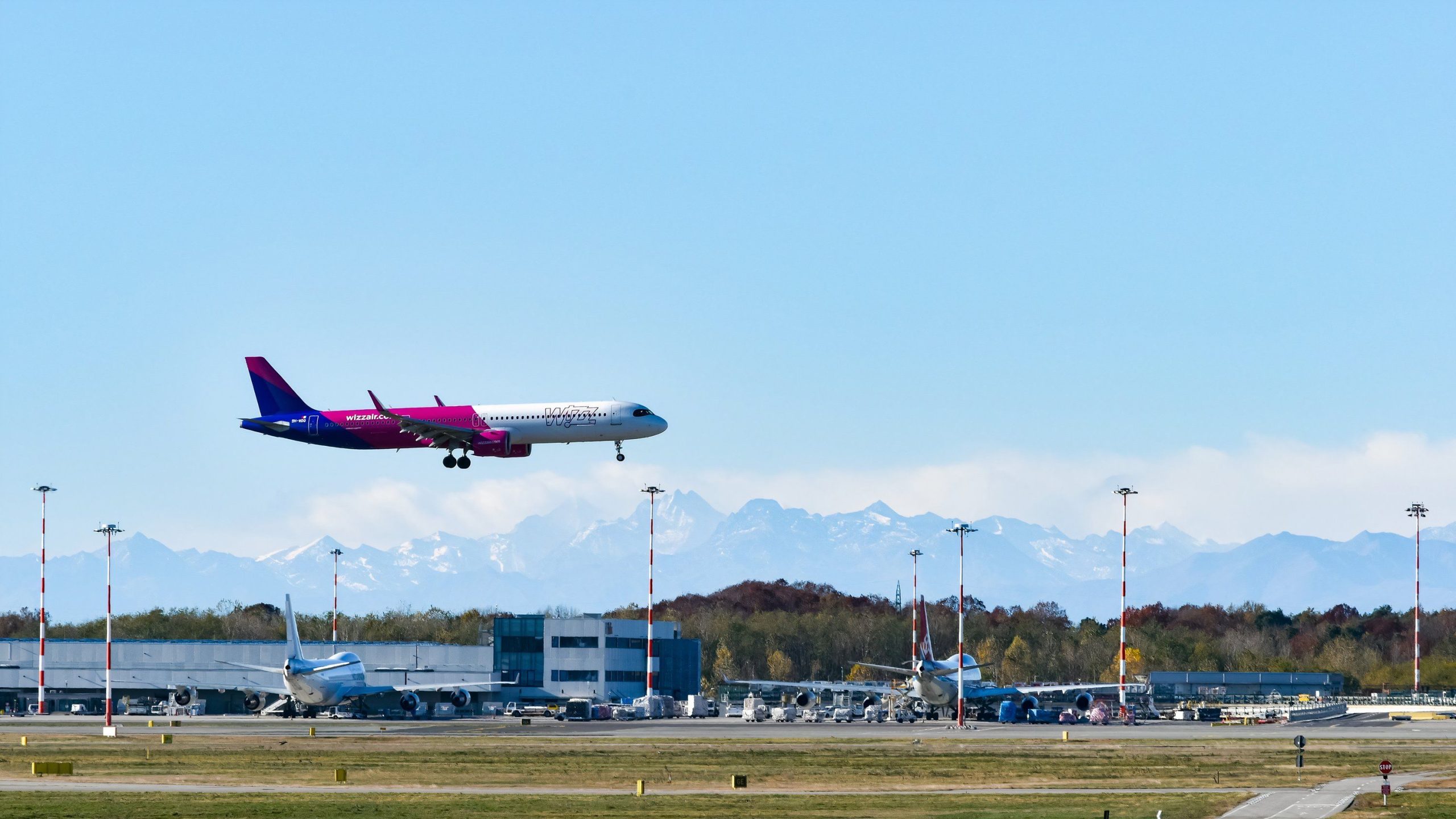 Wizz Air Piloten und Flugbegleiter planen einen 4-Stunden-Streik