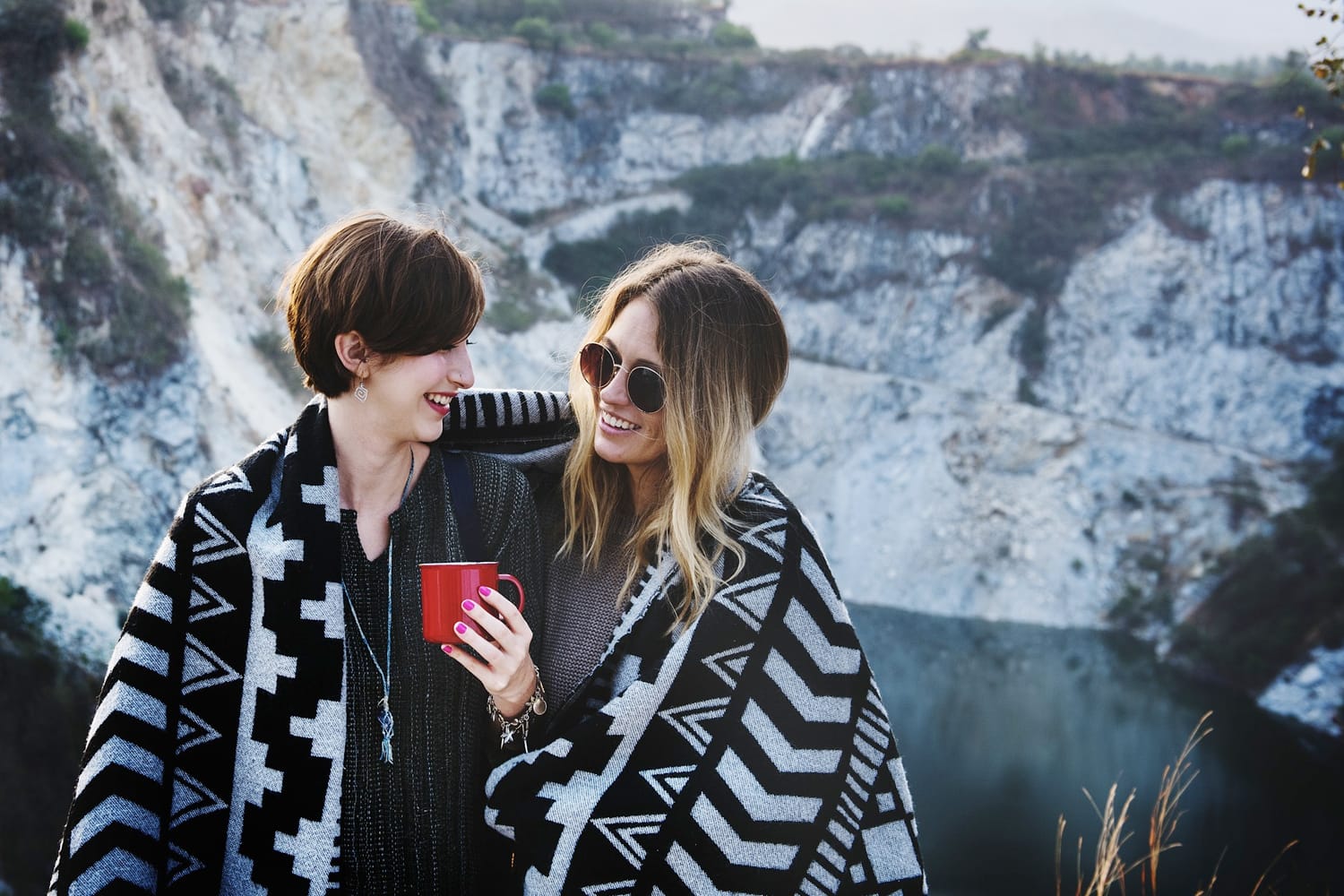 10 beste Reisedecke, um Sie unterwegs warm zu halten