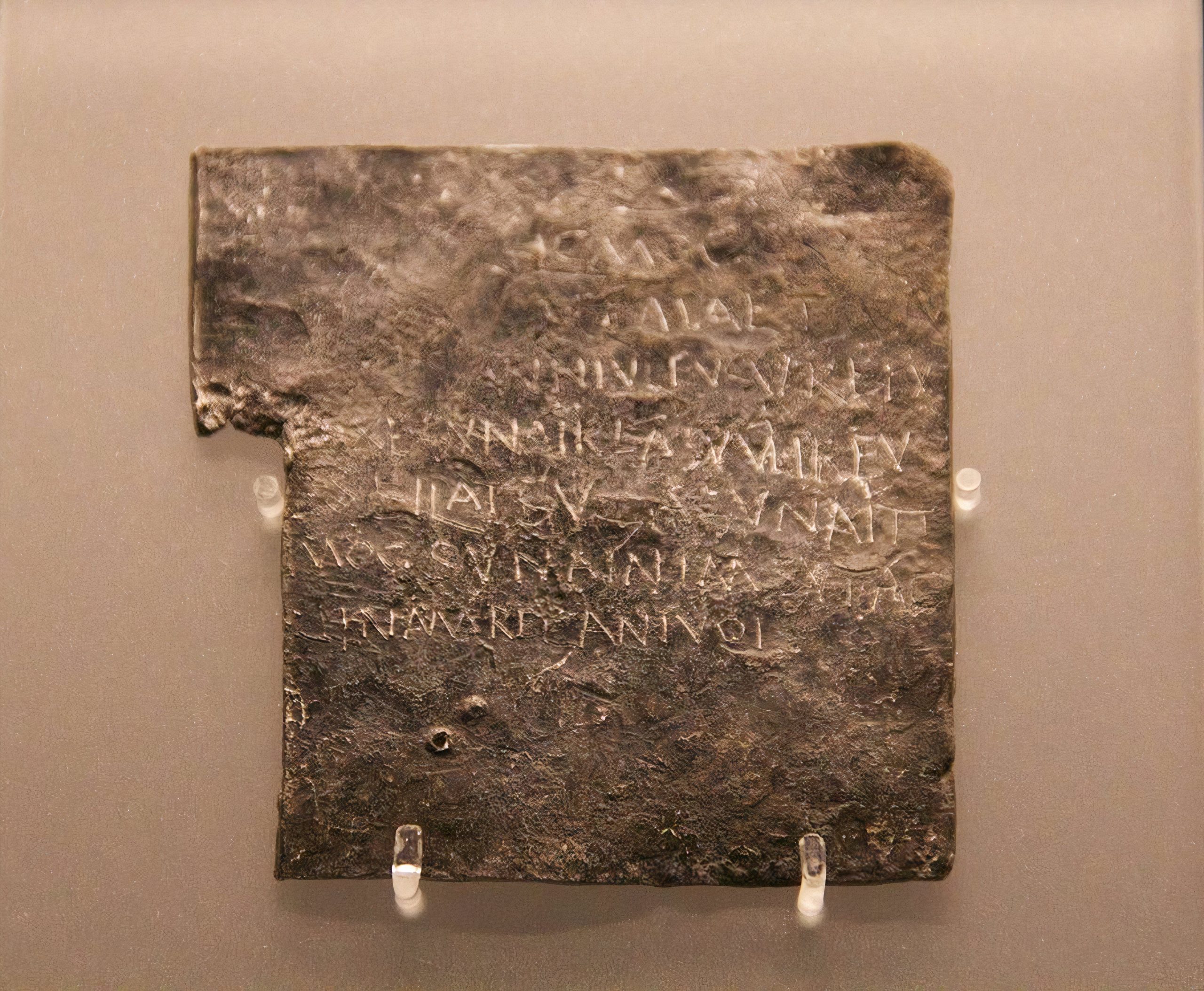 „Fluchtabletten“, die an den römischen Gott gerichtet sind, entdeckt auf dem alten Friedhof, entdeckt