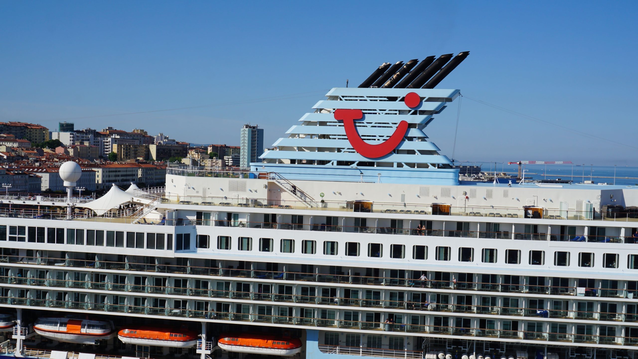 Kreuzfahrtgäste bedeckten "von Kopf bis Fuß" in Lebensmittelabfällen, da Unternehmen mit Problemen mit Sanitärproblemen zu kämpfen haben