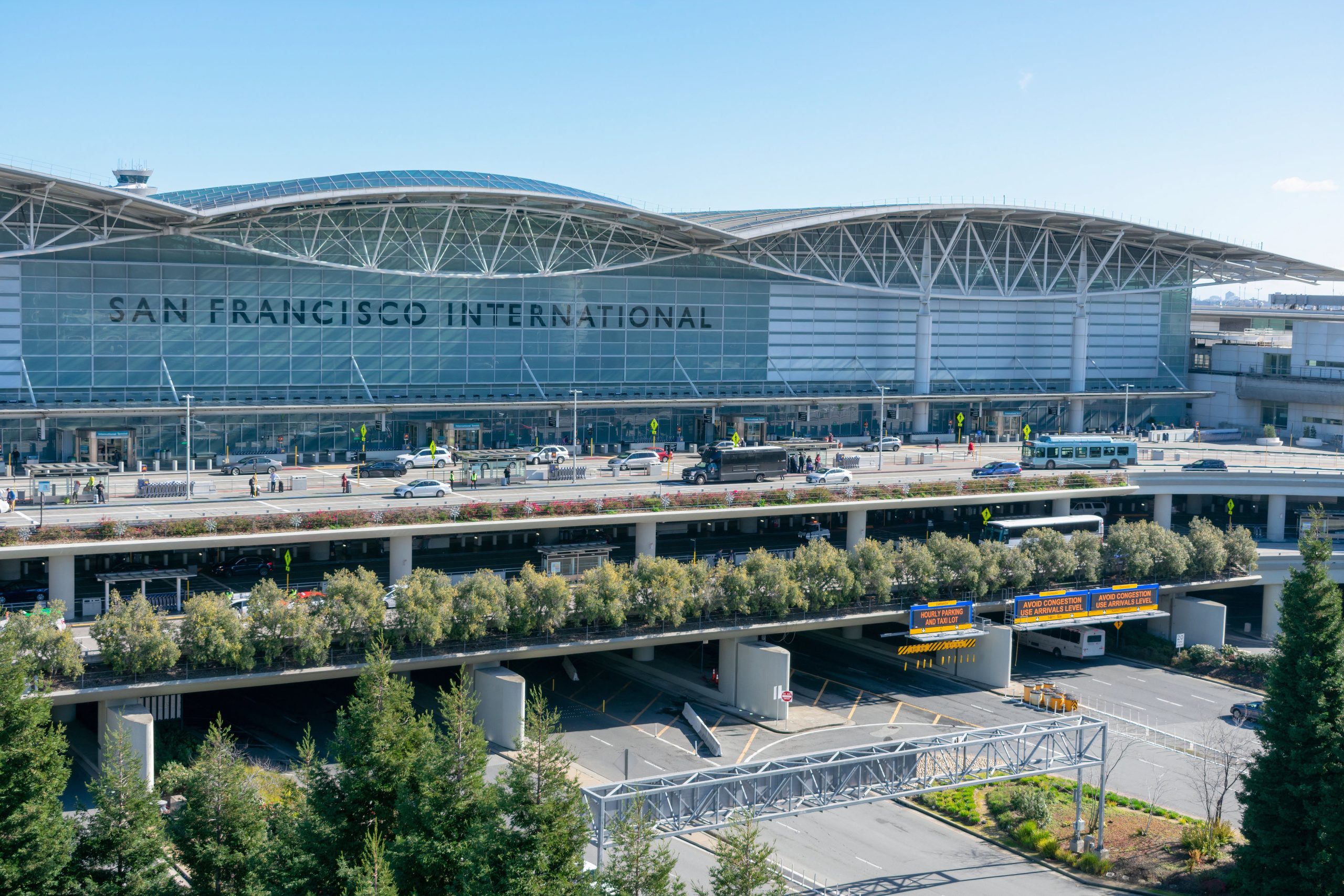 Der Flughafen San Francisco hat den süßesten „Angestellten“ der Welt, der jeden Reisenden zum Lächeln bringen kann