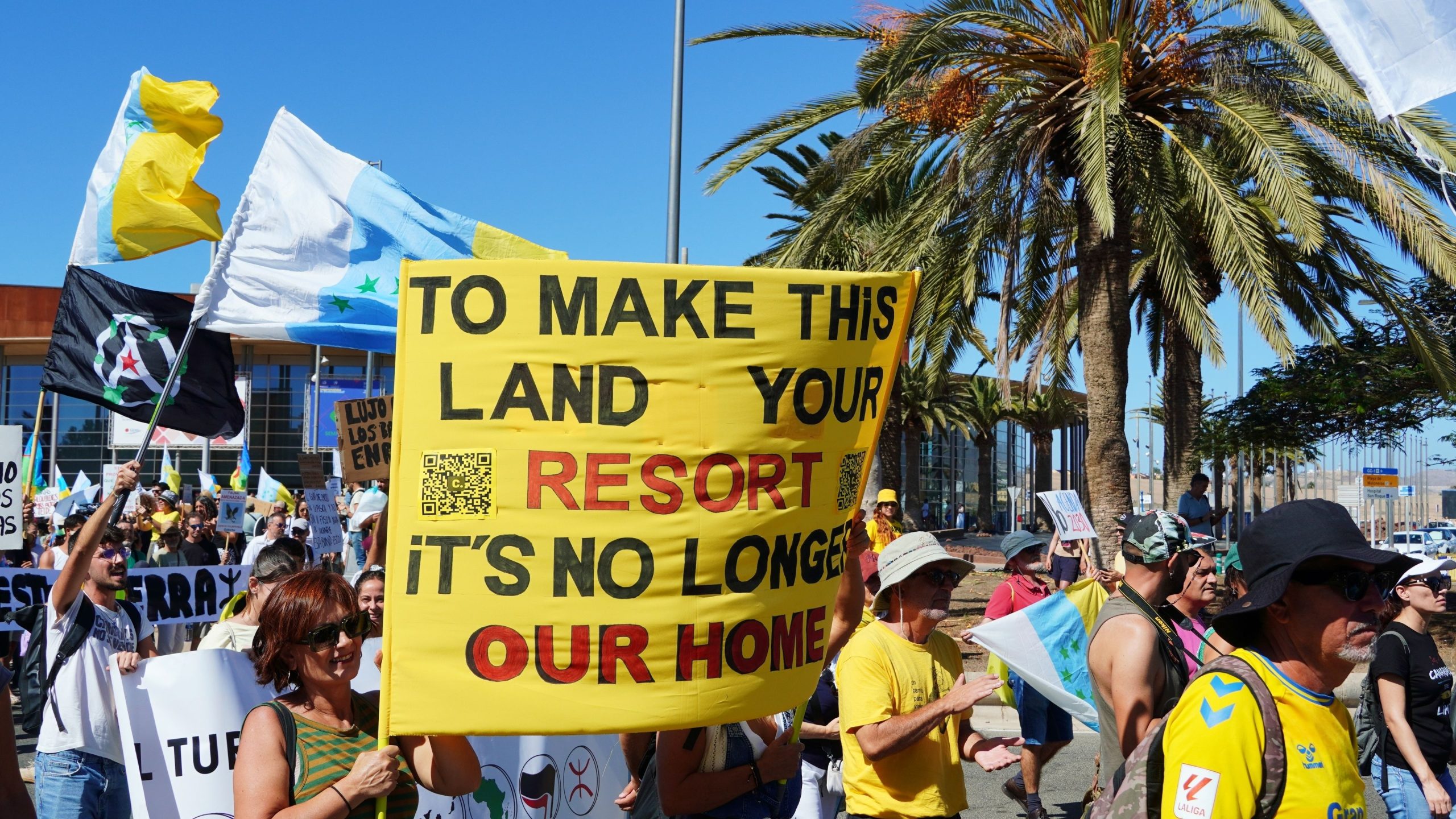 Sonnenliegen in Teneriffe inmitten der letzten Welle von Anti-Tourismus-Proteste auf Kanarischen Inseln zerkleinert und zerstört