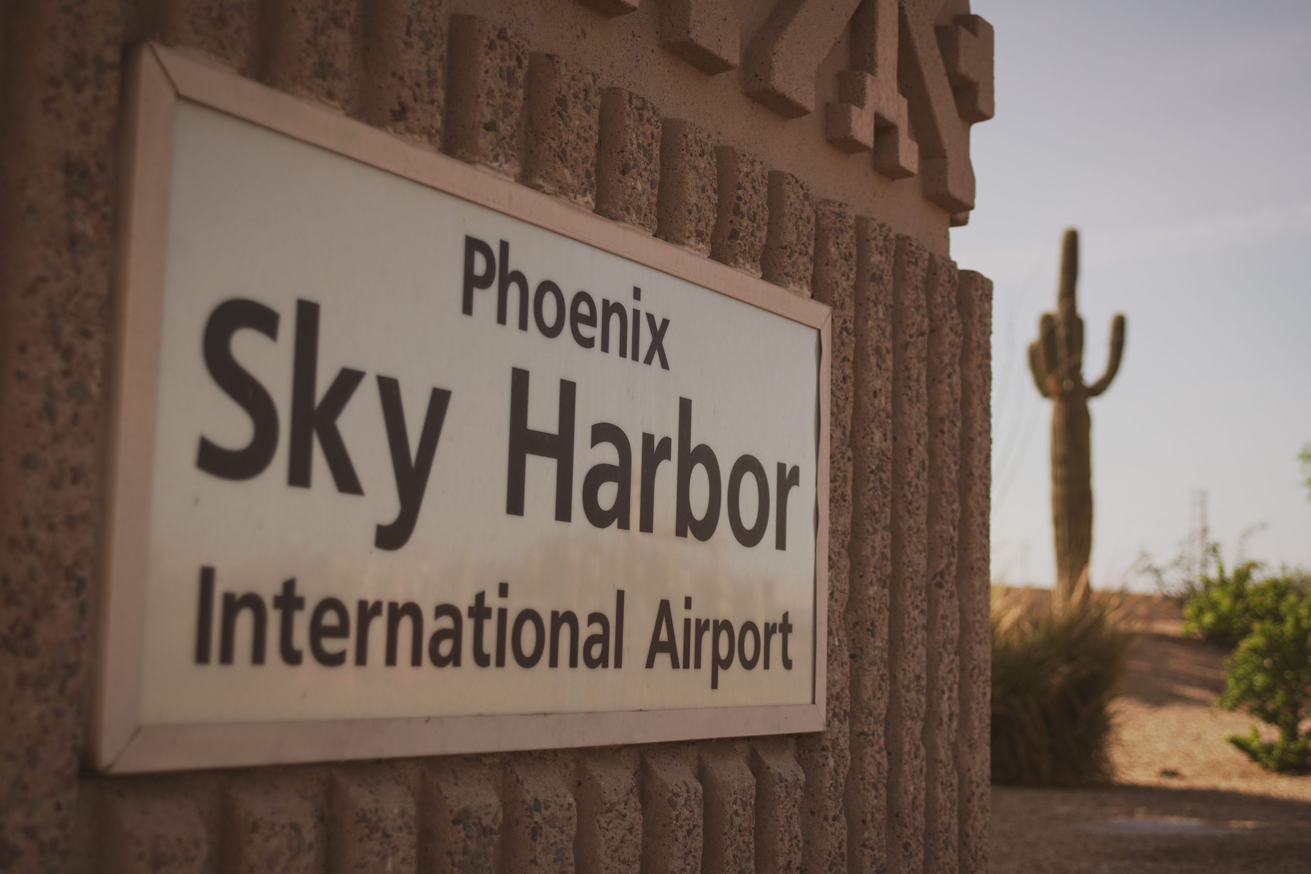 Vier Opfer, die nach mehreren Streitigkeiten am internationalen Flughafen Phoenix Sky Harbor ins Krankenhaus gebracht wurden
