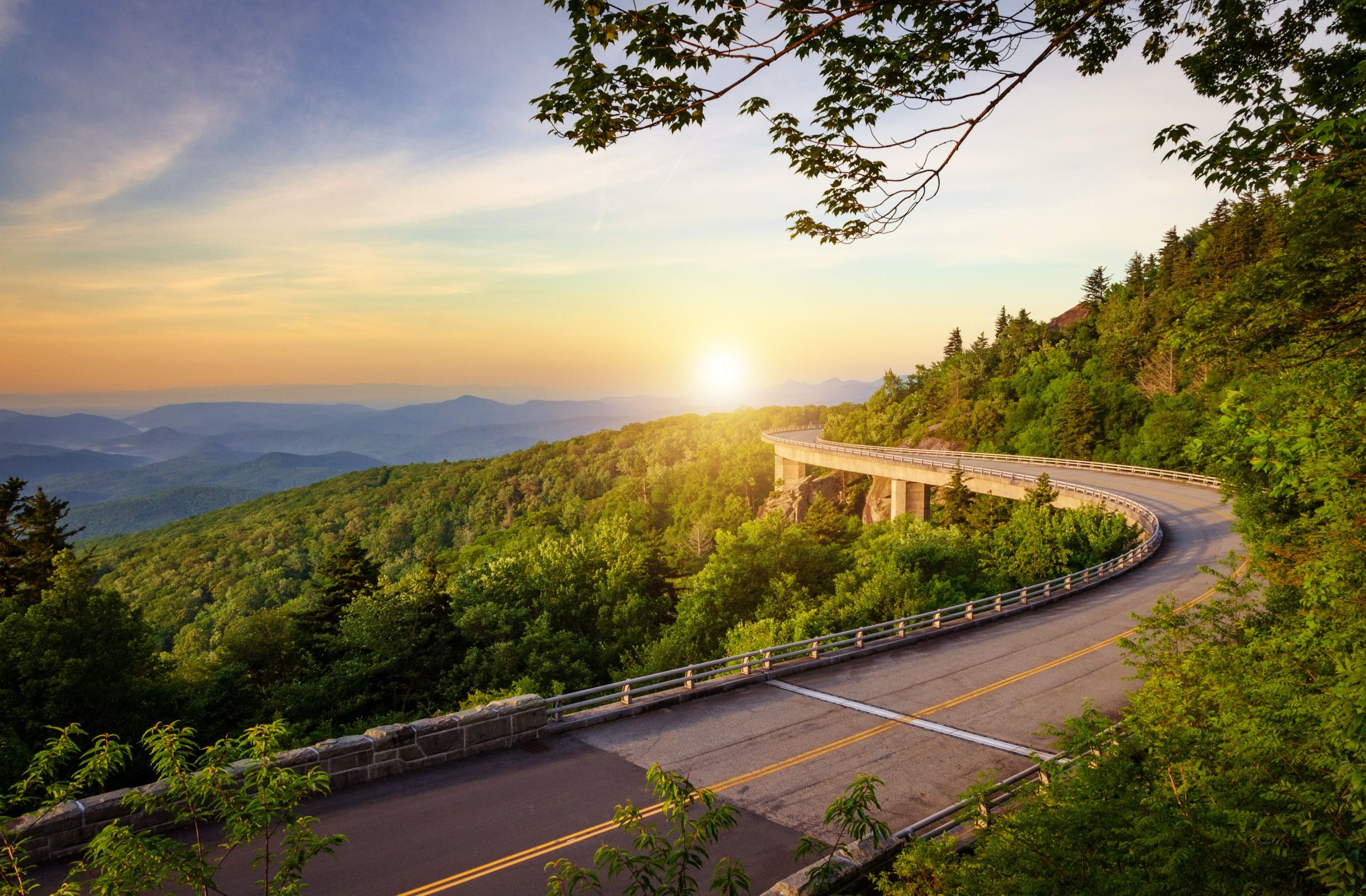 Kleine Städte am nächsten am Skyline Drive für Herbstlaub
