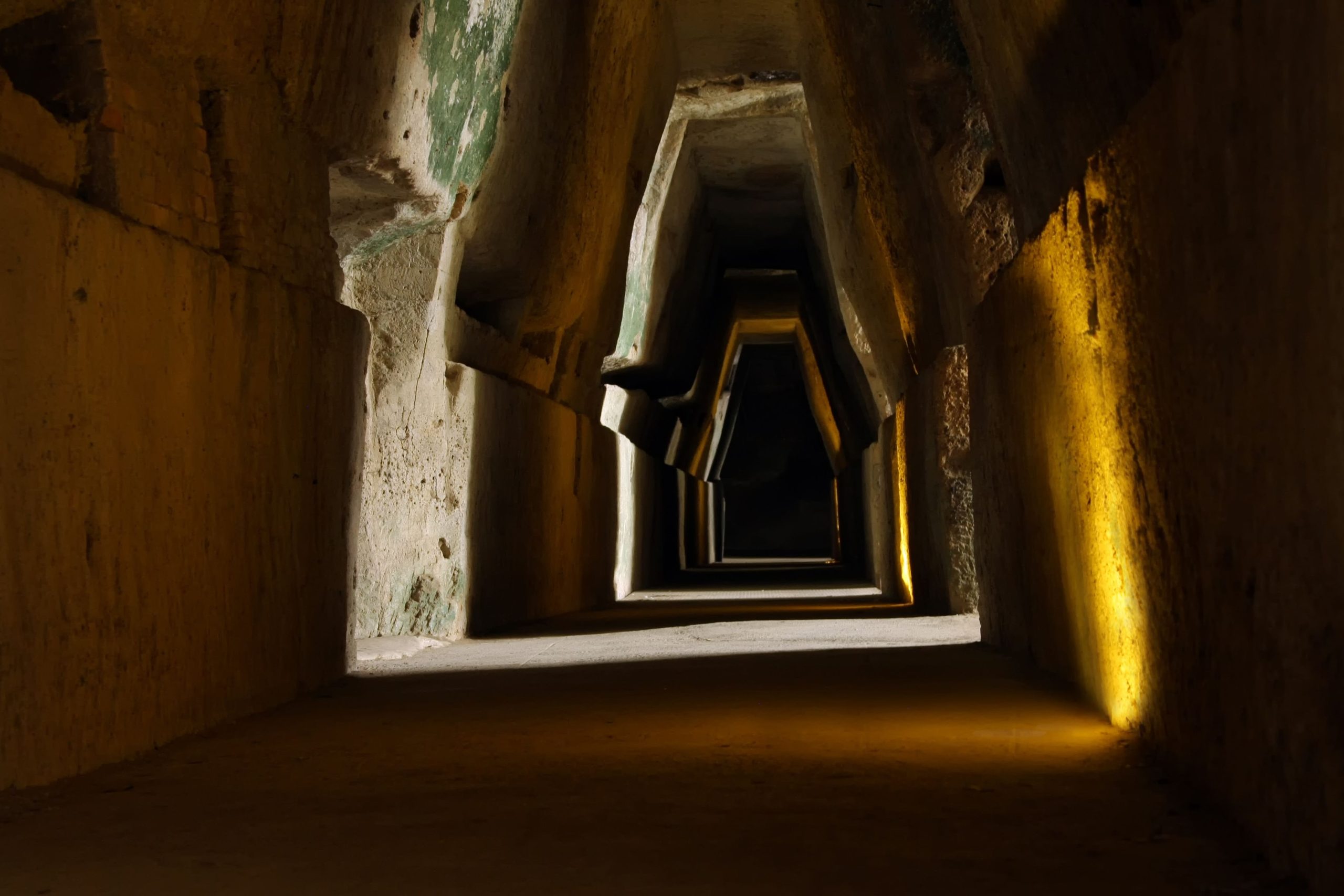 8 Antike Orte, von denen angenommen wird, dass sie „Tore in der Unterwelt“ sind, sind