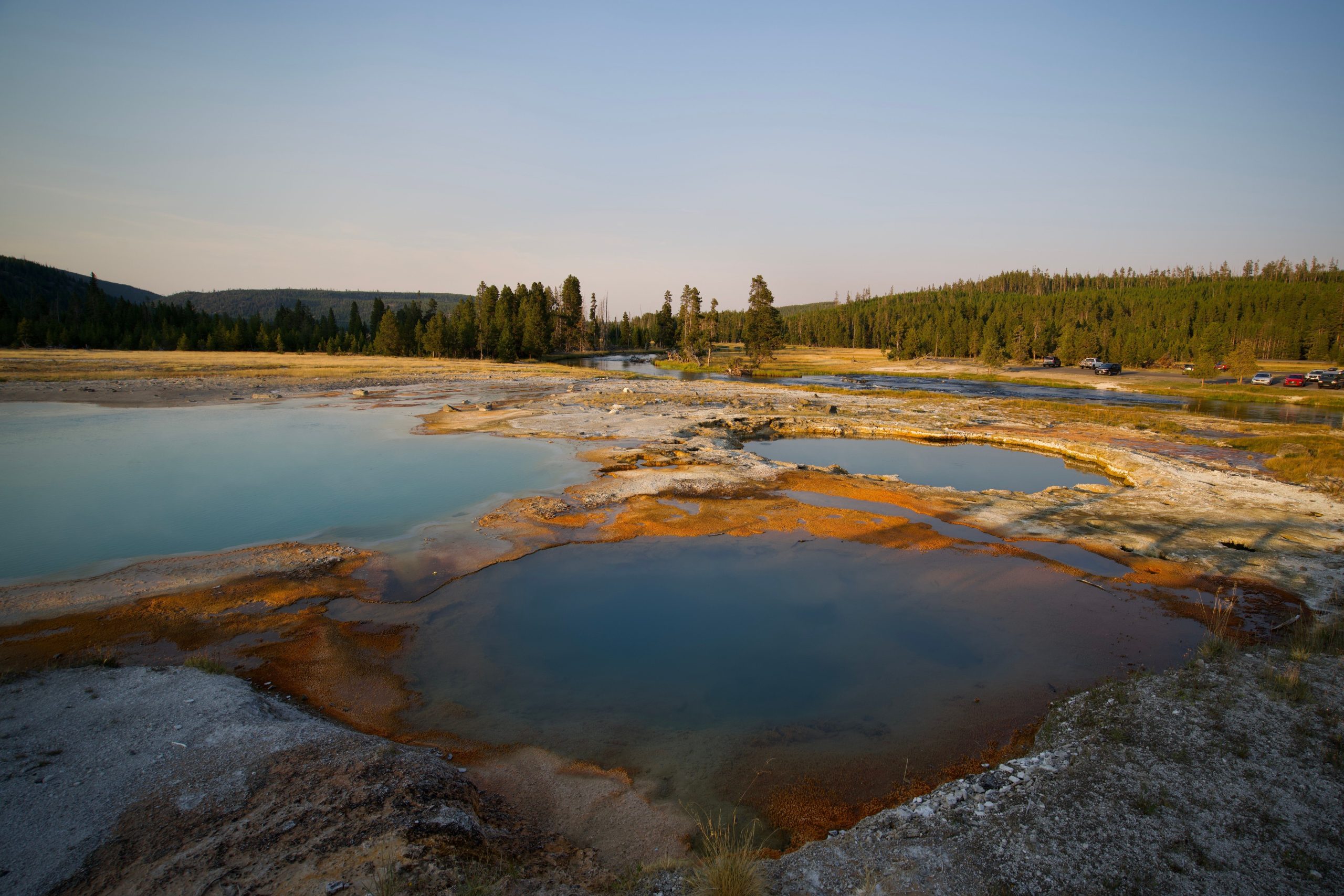 Das Video zeigt schwarze Wasserexplosion im Thermalpool im Yellowstone National Park