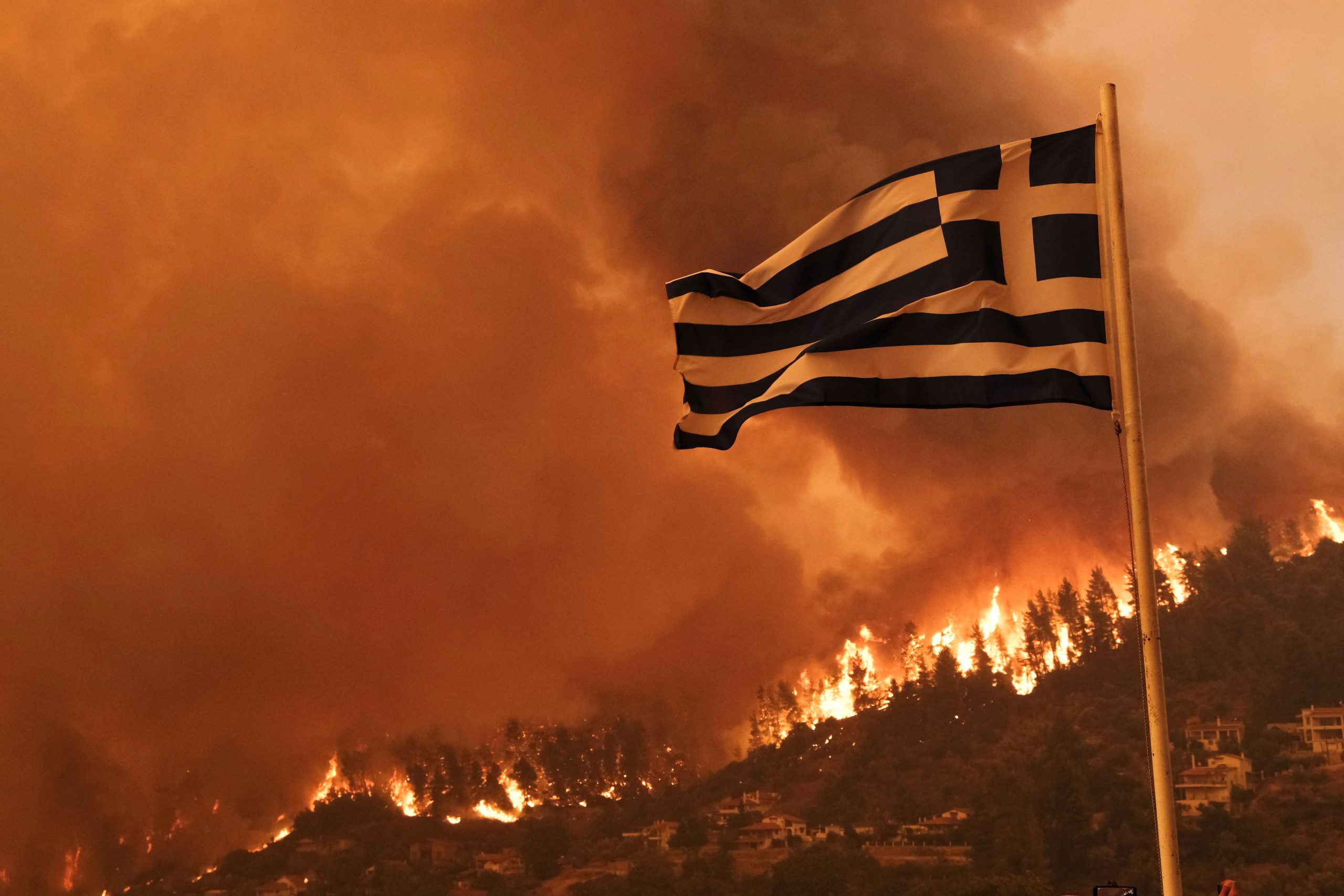 Tausende von Touristen, die von der beliebten mediterranen Insel evakuiert wurden, während sich Waldbrände verbreiten