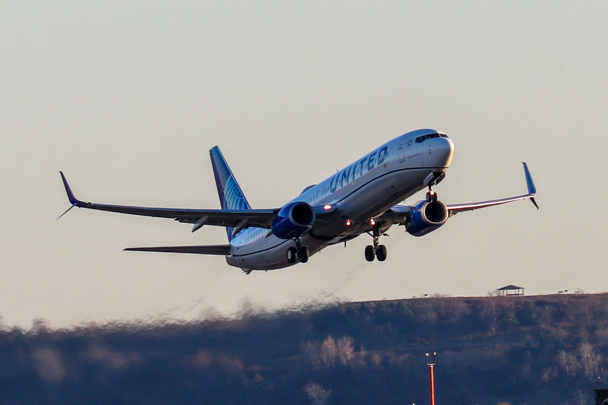 Raucherbremsen &amp; Flammen: United Airlines Bühne Boeing 737-900er nach Ausrüstungsproblem in Denver