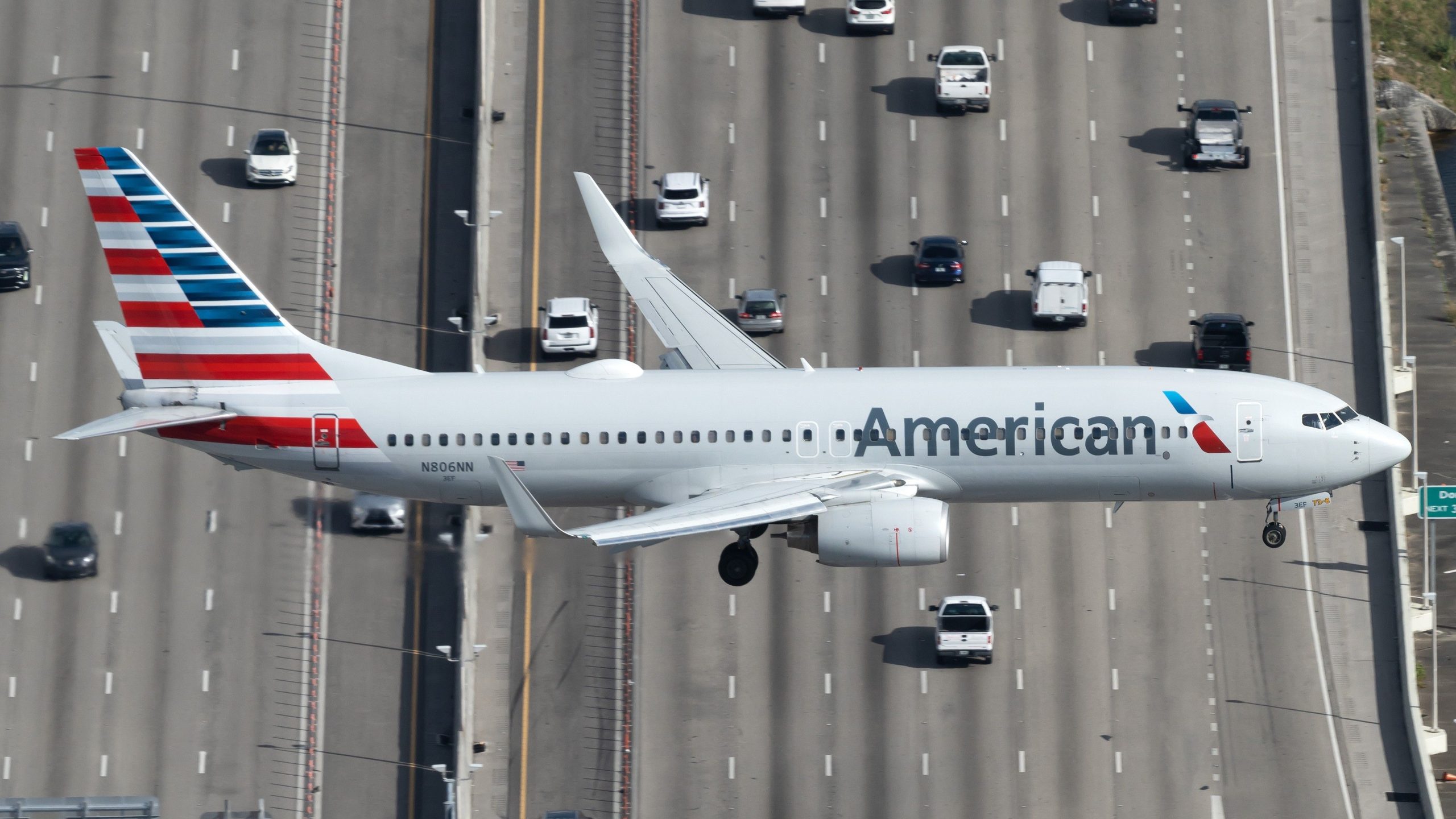 American Airlines Boeing 737-800 kehrt nach Los Angeles zurück, nachdem die Besatzung das Fensterversiegelungsleck berichtet hat